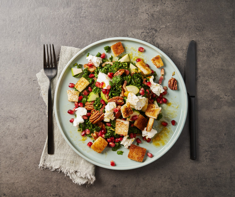 Boerenkoolsalade met geitenkaas en spekjes