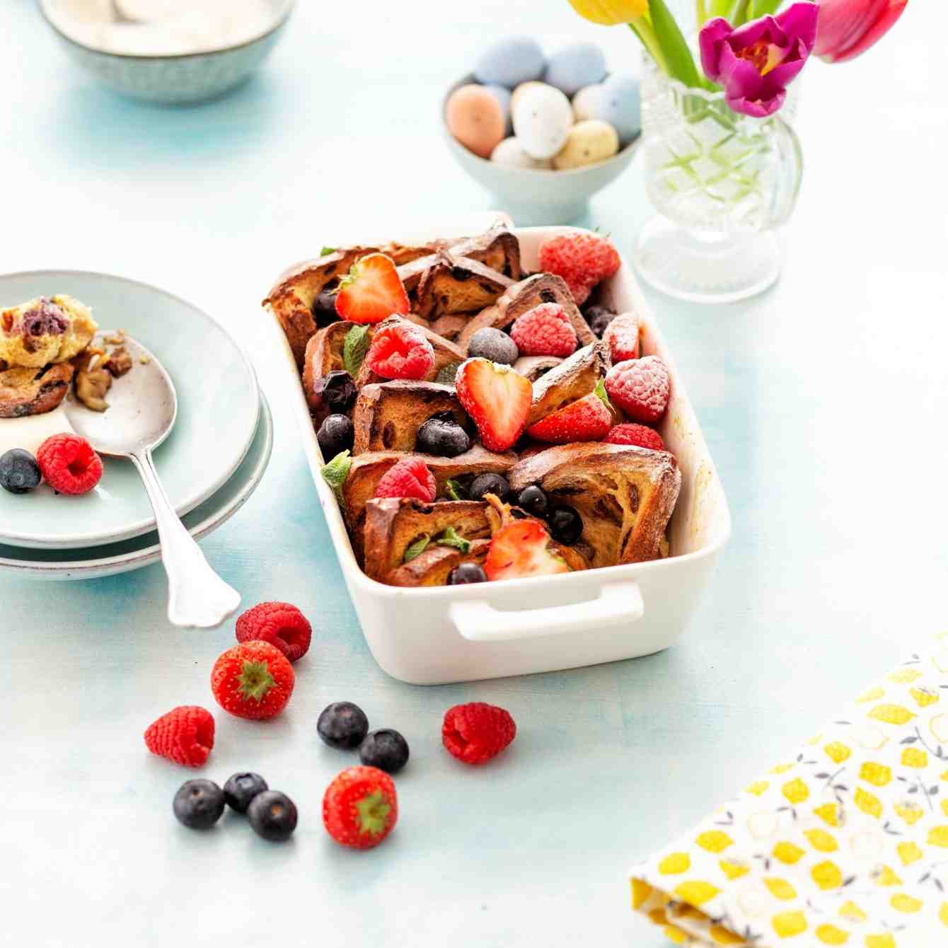 Wentelteefjesschotel van krentenbrood met fruit en kwark