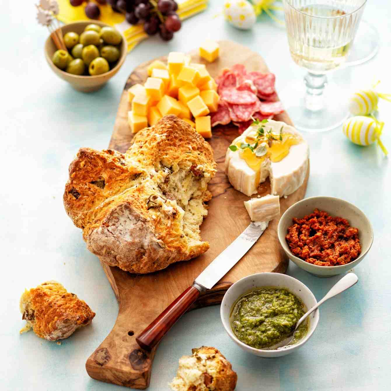 Hartig breekbrood met olijven, salami en kaas