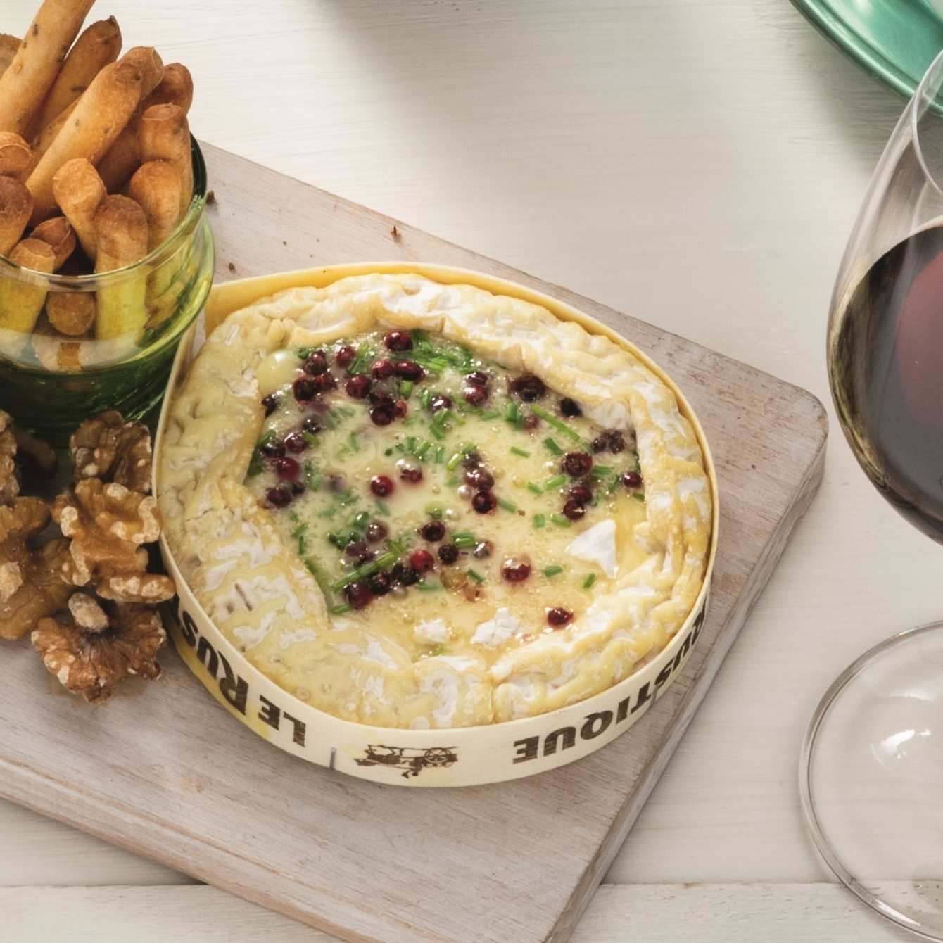 Camembert Le Rustique met roze peper en bieslook