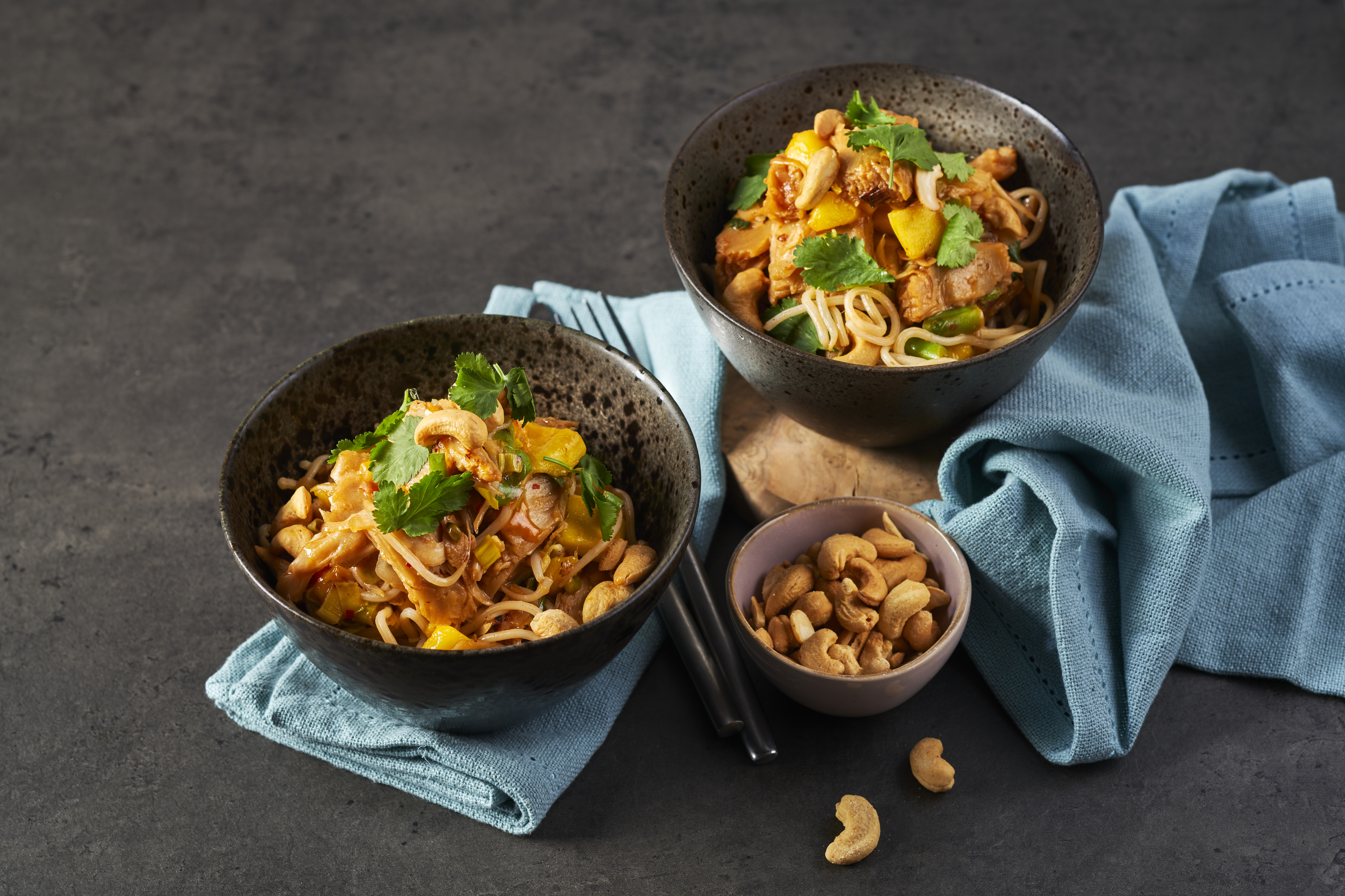 Wokschotel van kipstuckjes met mango en noedels