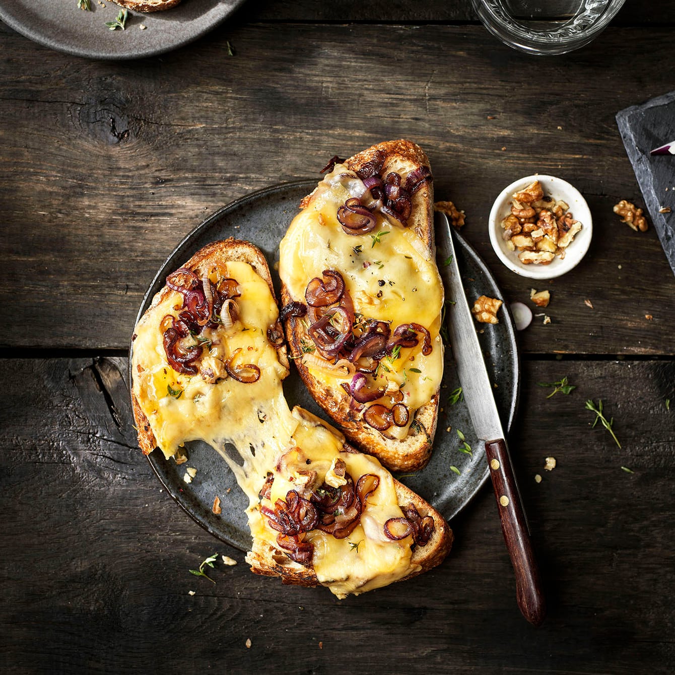 Melted sandwich met Old Amsterdam Belegen, gekaramelliseerde ui, walnoten en tijm
