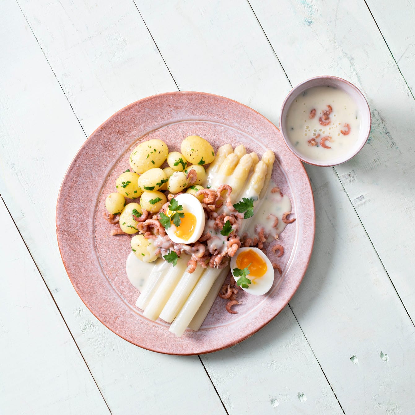 Asperges met peterselie-krieltjes en aspergesaus met Hollandse garnalen