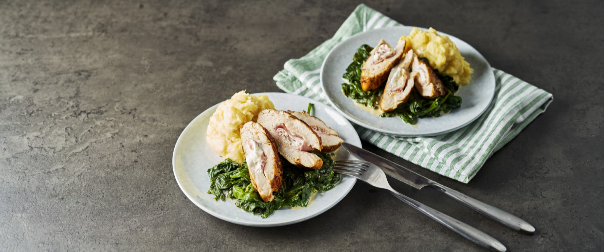 Zelfgemaakte cordon bleu met aardappelpuree en gesmoorde spinazie