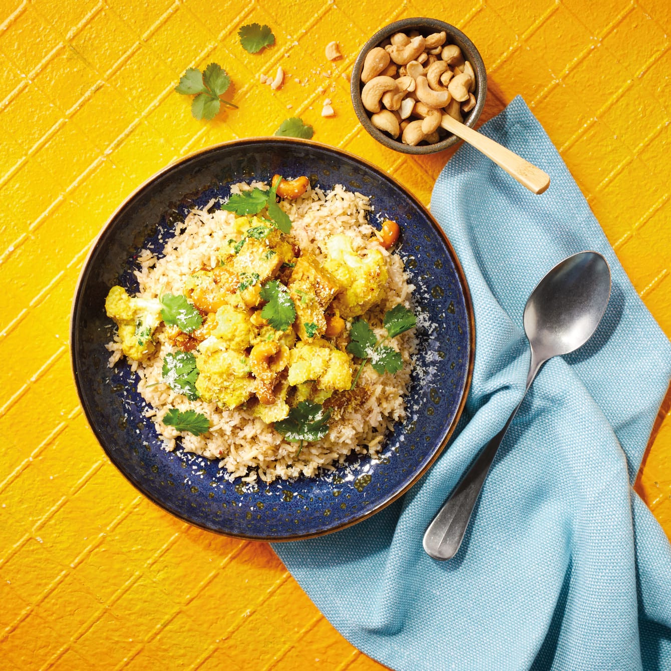 Curry van bloemkool en vega kipstuckjes met cashewnoten en rijst