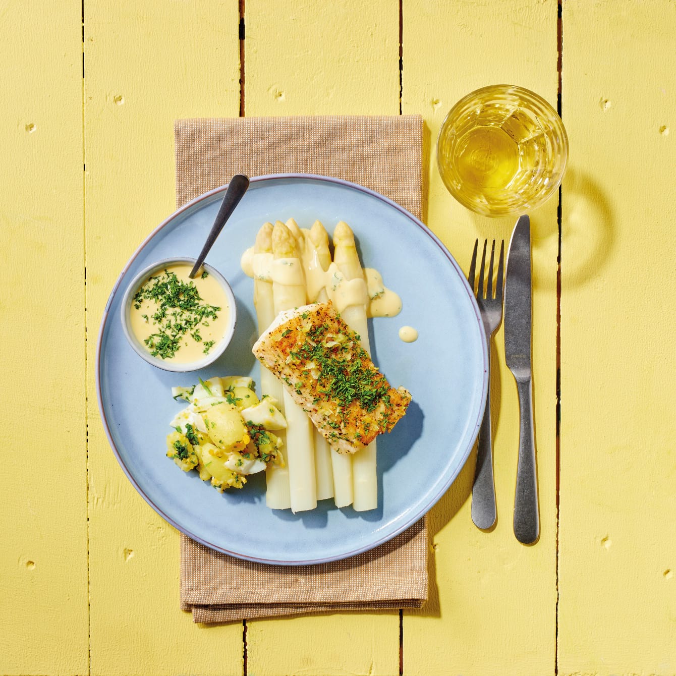 Gekookte witte asperges met geprakte krieltjes en gebakken kabeljauwfilet