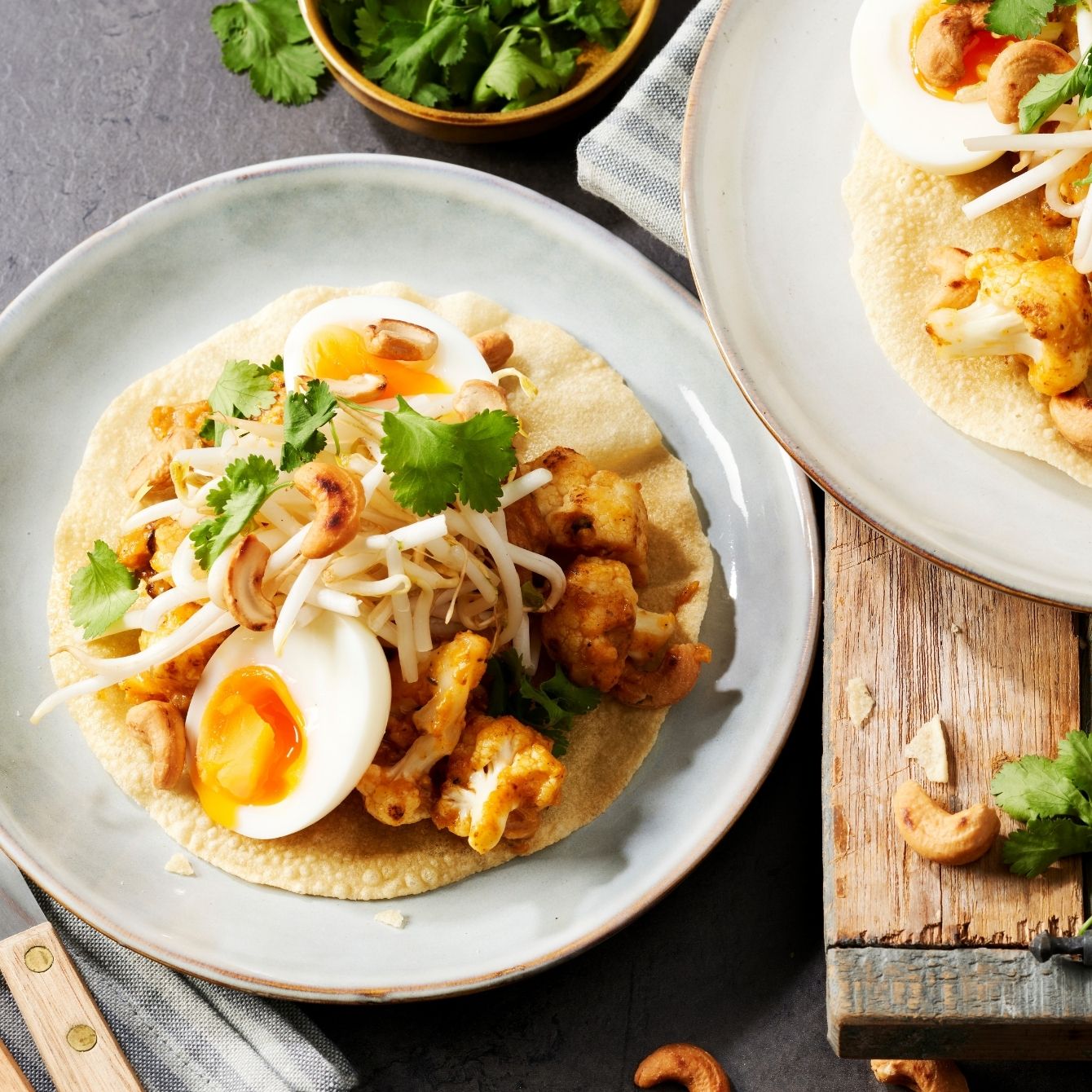Krokante papadum met curry van bloemkool en kipstuckjes