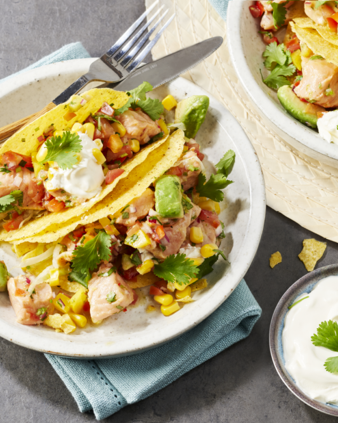 Taco shells gevuld met een ceviche van gemarineerde zalmfilet en groente