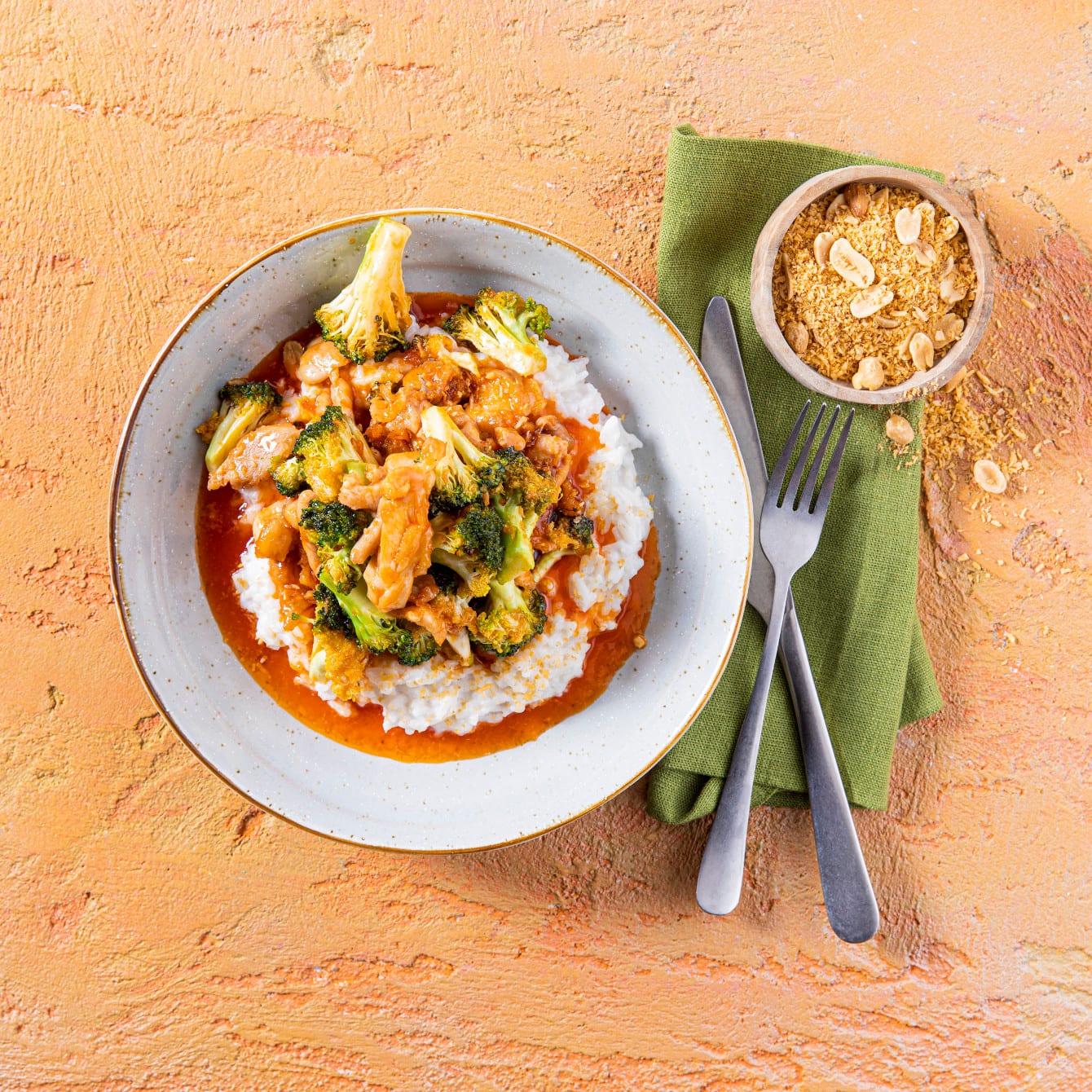 Romige kokosrijst met broccoli en kipdijfiletreepjes in zoetzure woksaus