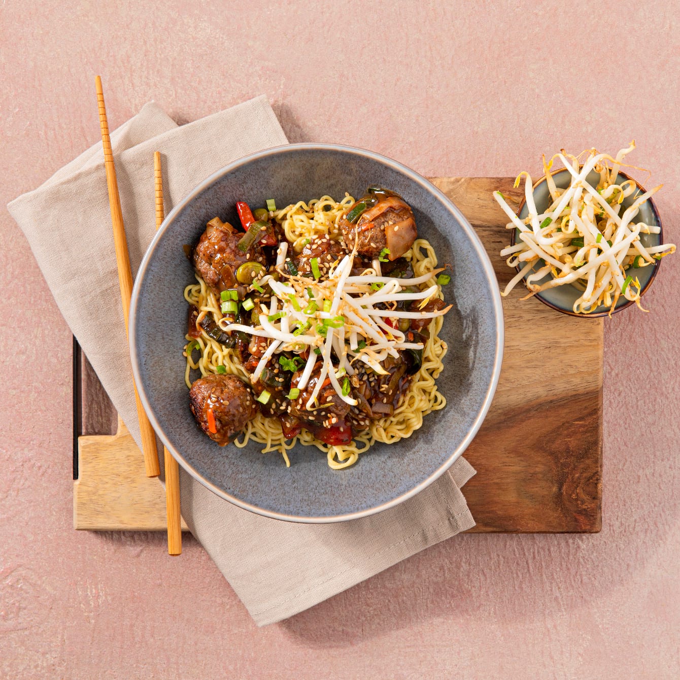 Gekruide gehaktballetjes met wokgroente en noedels