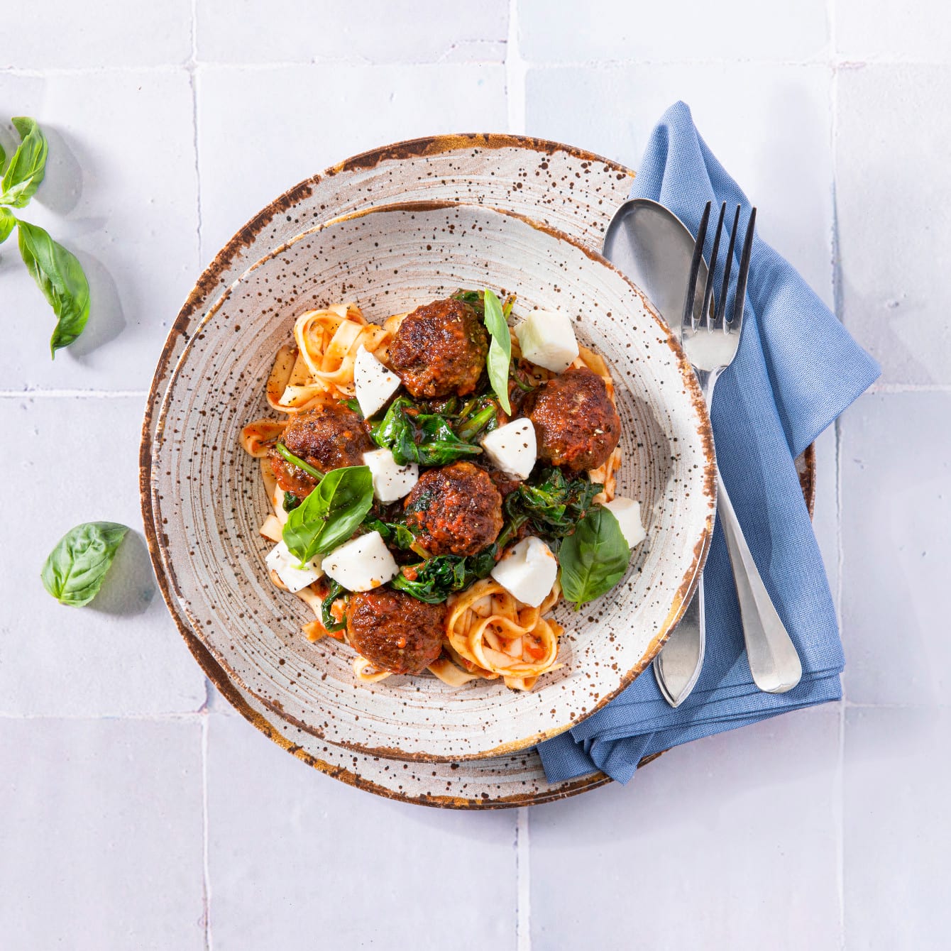 Verse tagliatelle met gehaktballetjes en spinazie