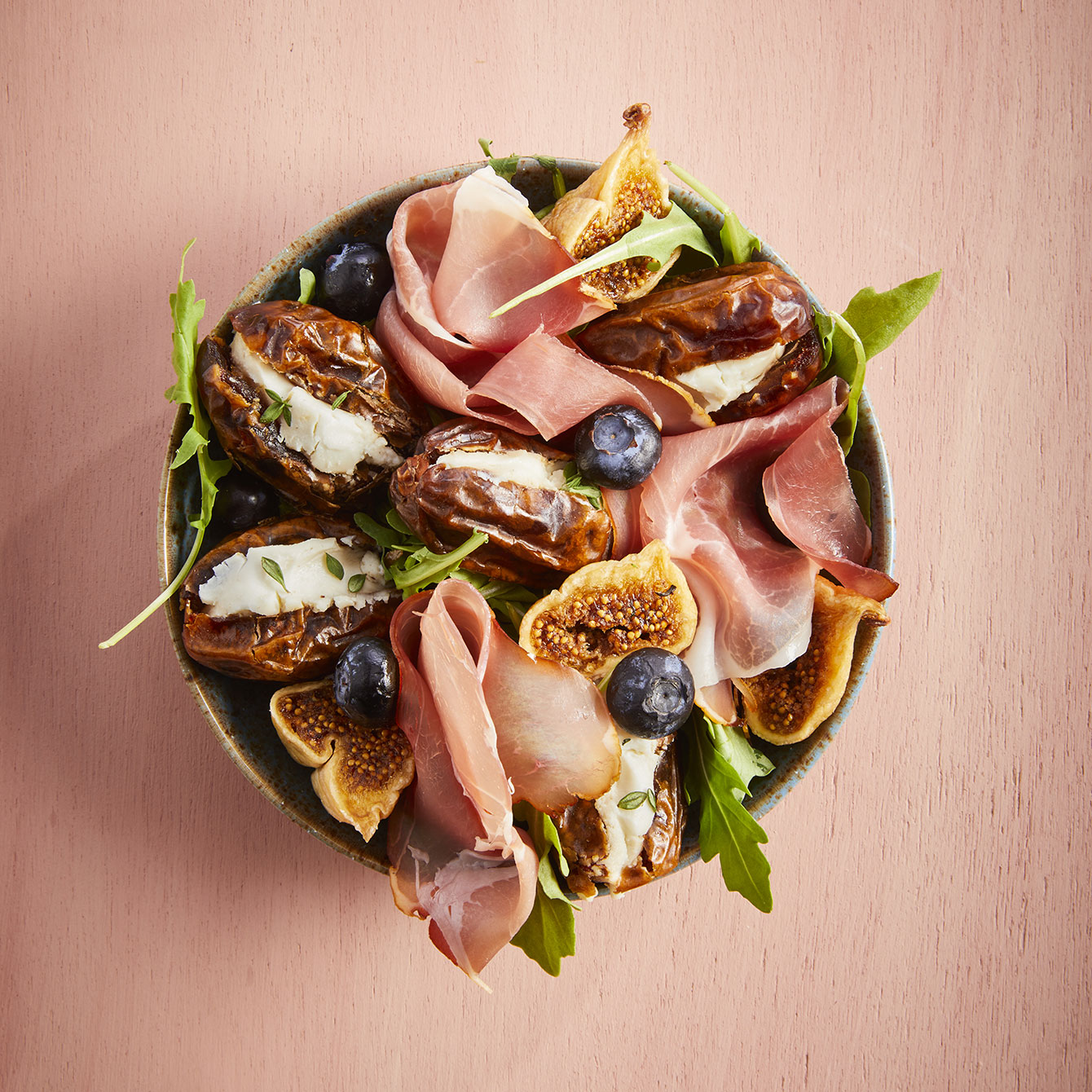 Gevulde dadels op een salade met vijgen