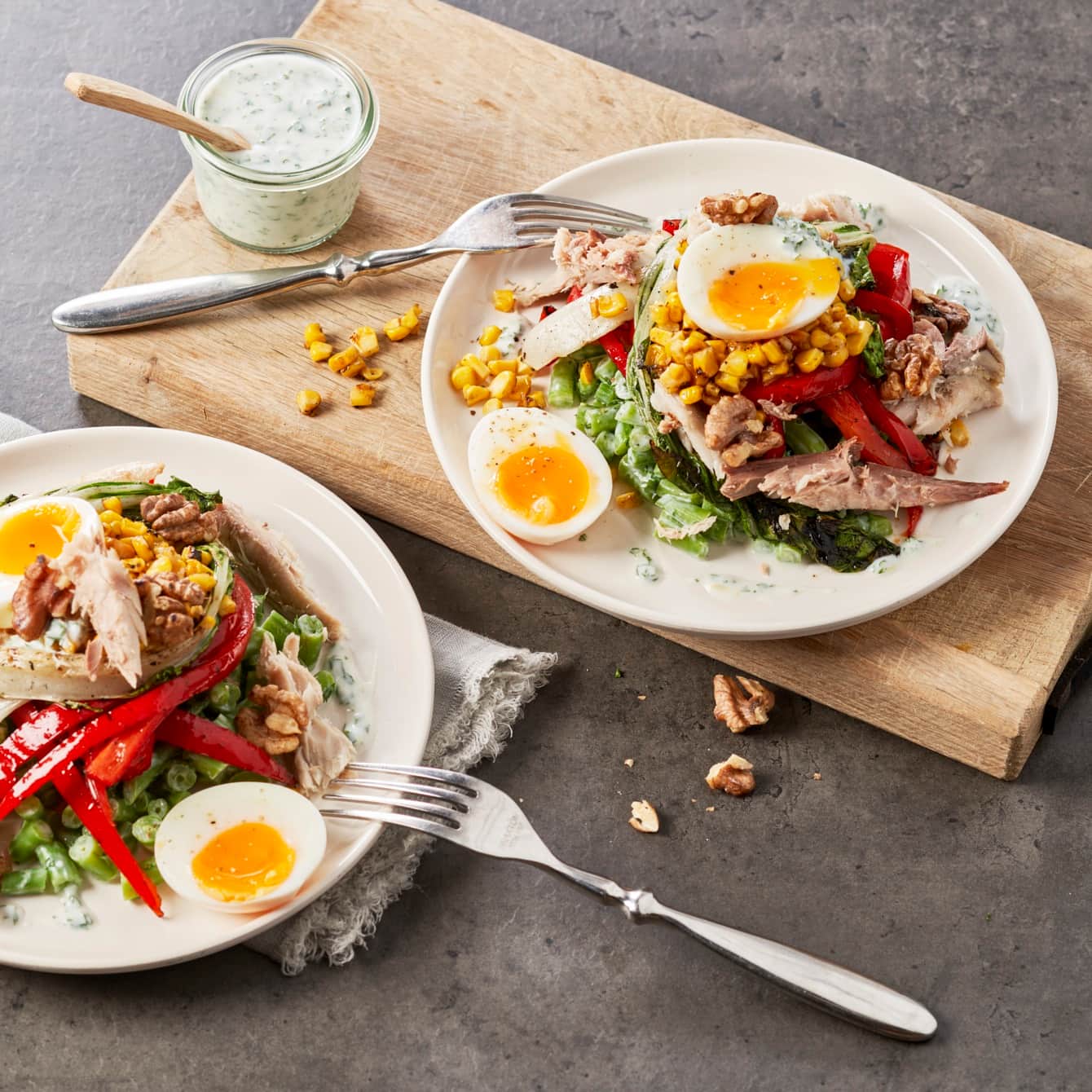 Zomerse salade van geroosterde groente met gerookte makreel