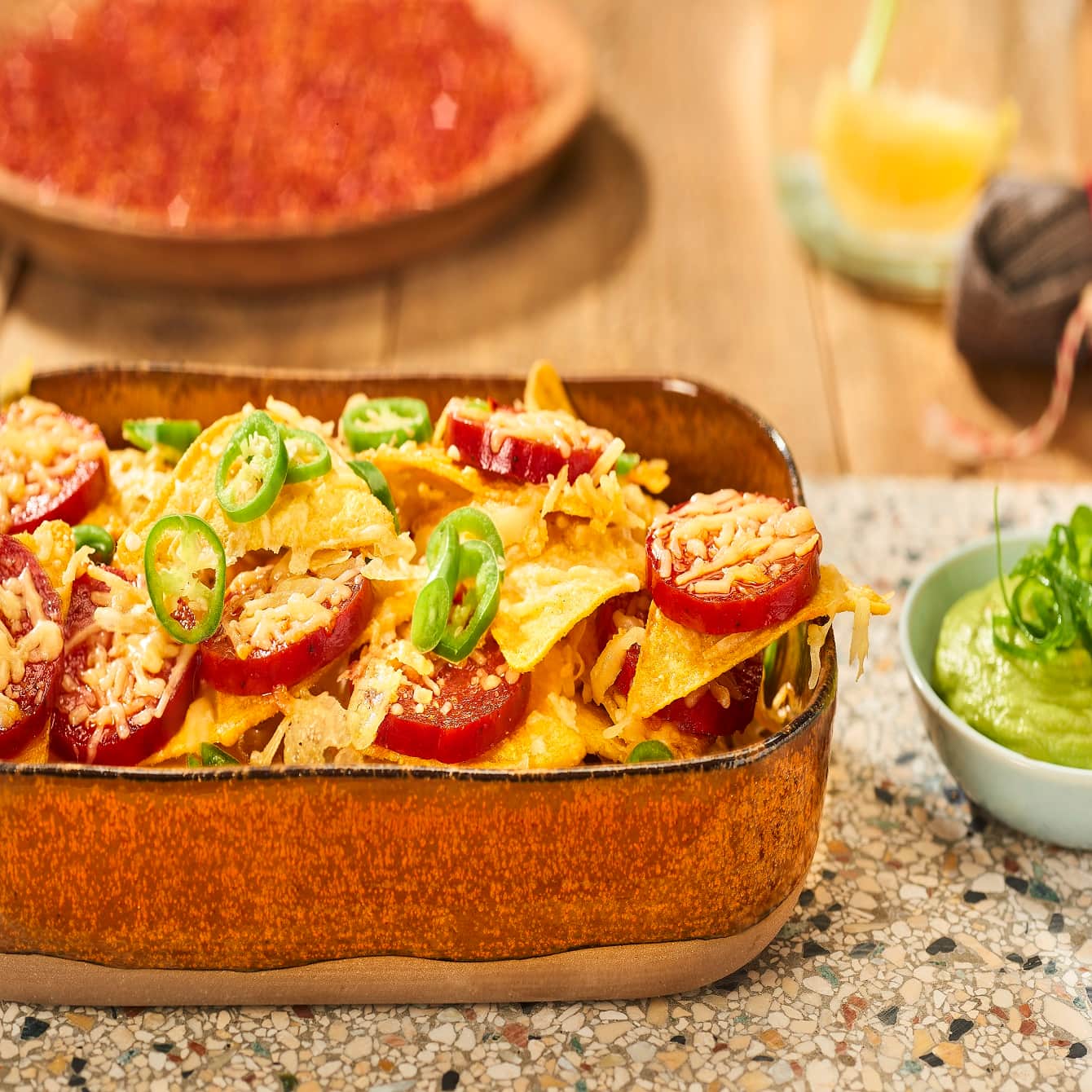 Nachos met chorizo, met cheddar kaas en guacamole