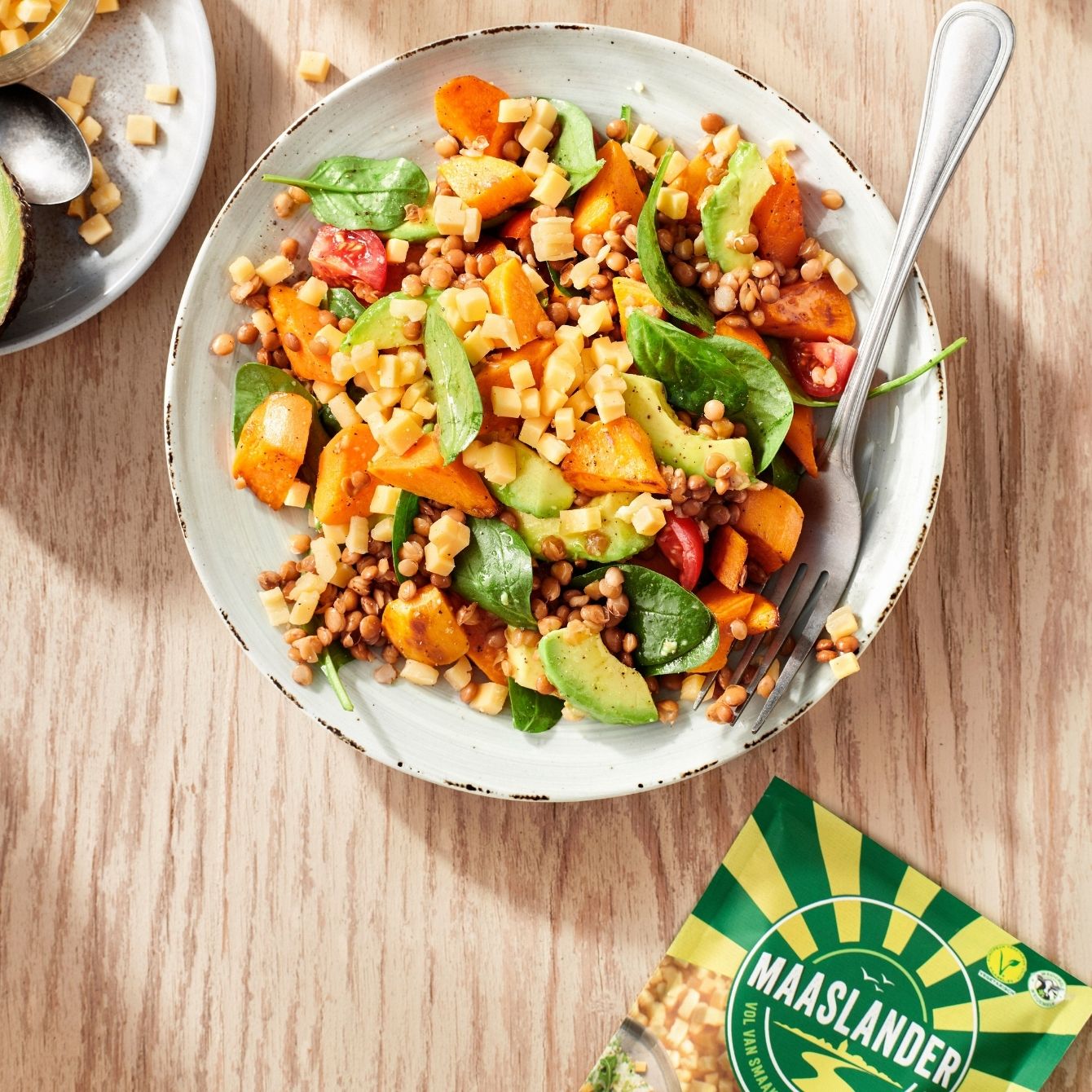 Maaltijdsalade met linzen, spinazie en Maaslander maaltijdtopper