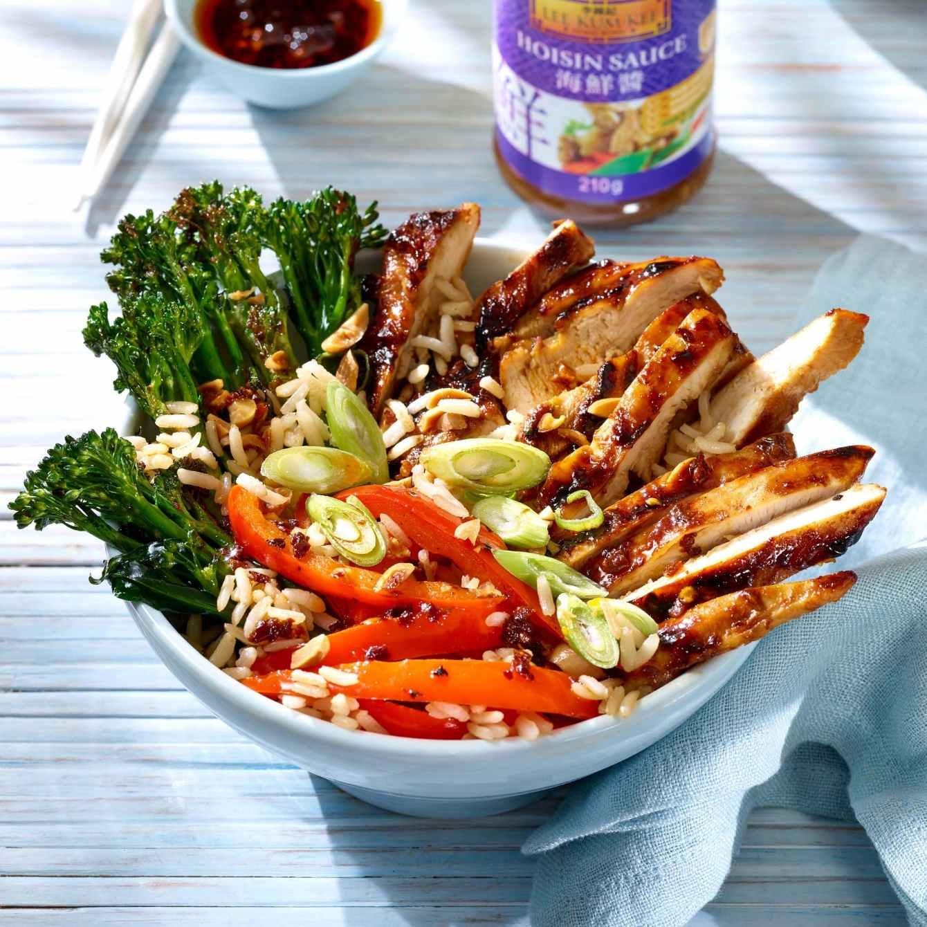 Bowl met kip in hoisinsaus