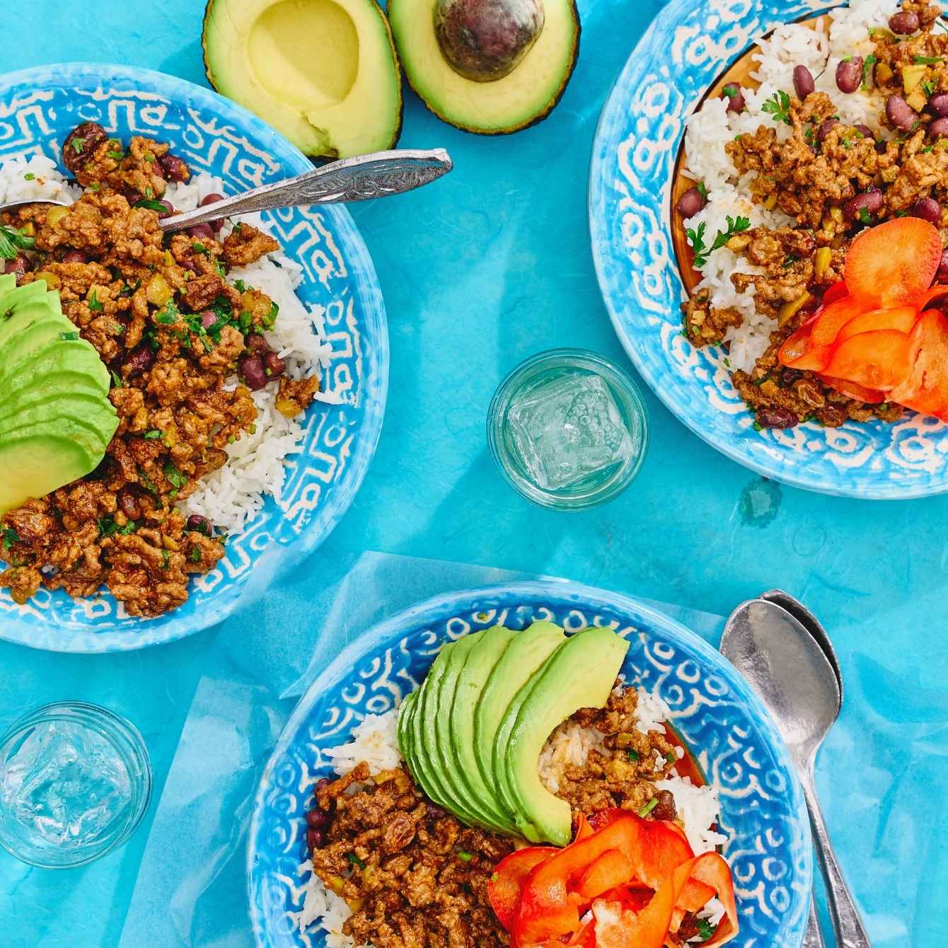 Picadillo met rijst, avocado en tomaat