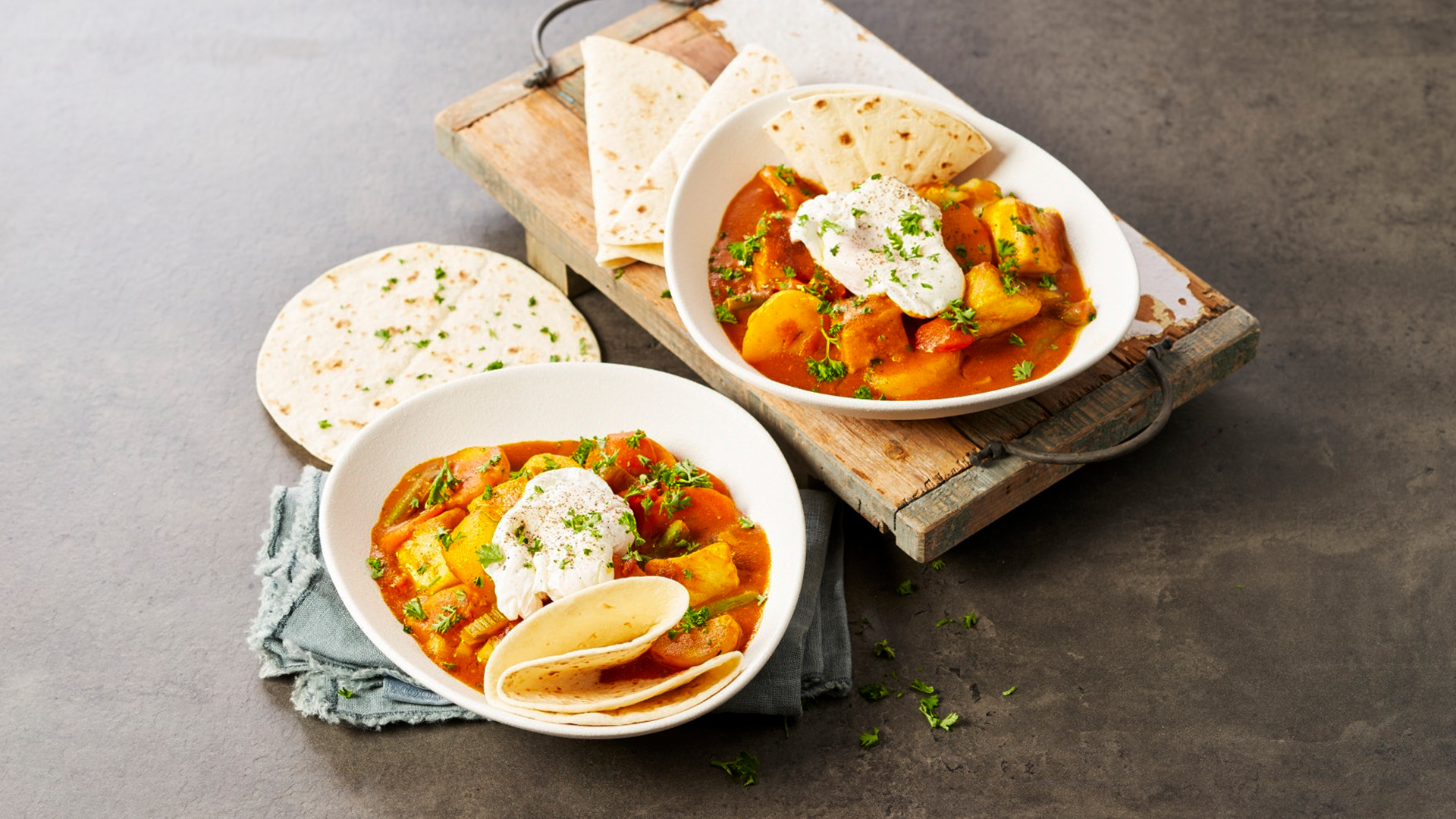 Roti met kabeljauw en een gepocheerd eitje