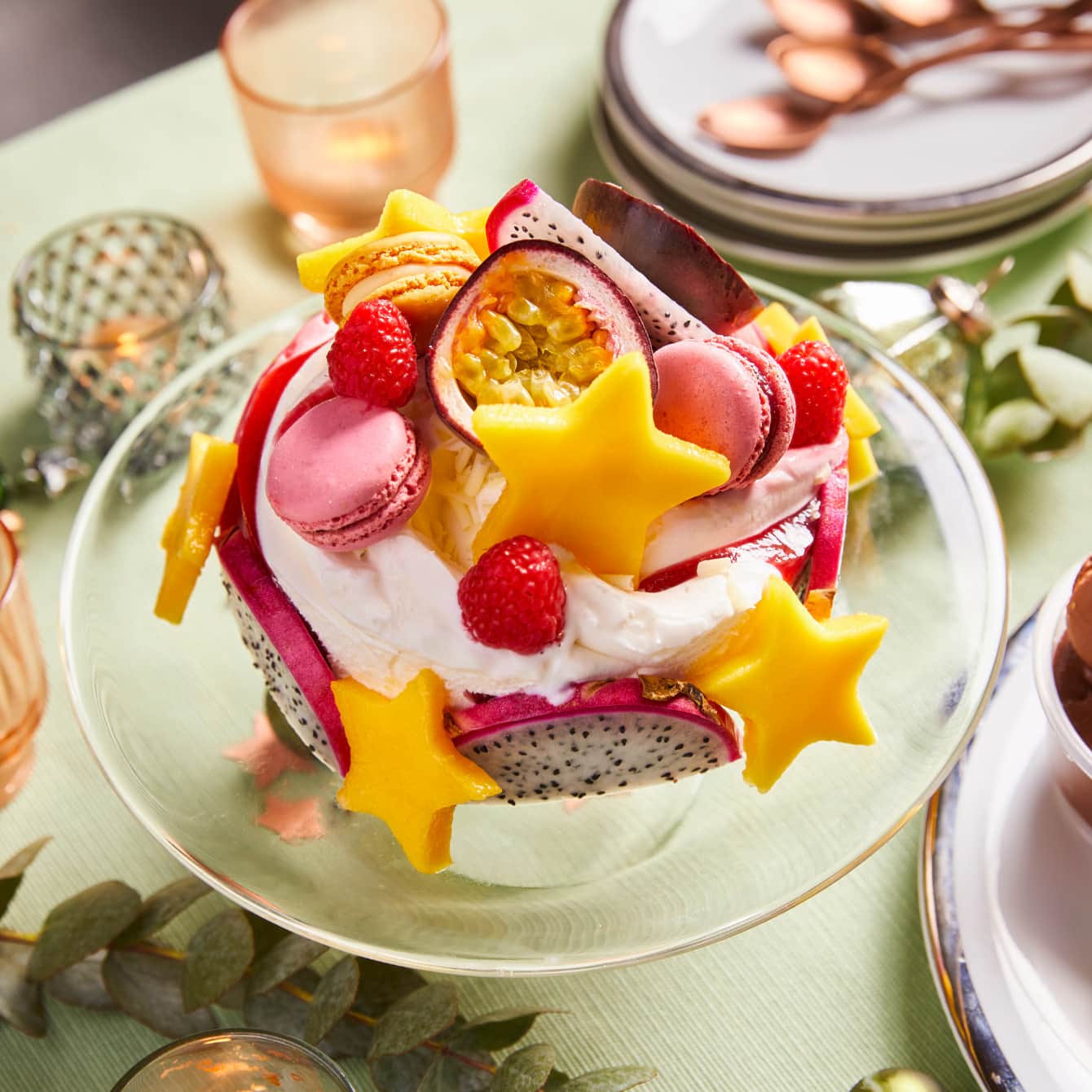 Feestelijke ijstaart met fruit