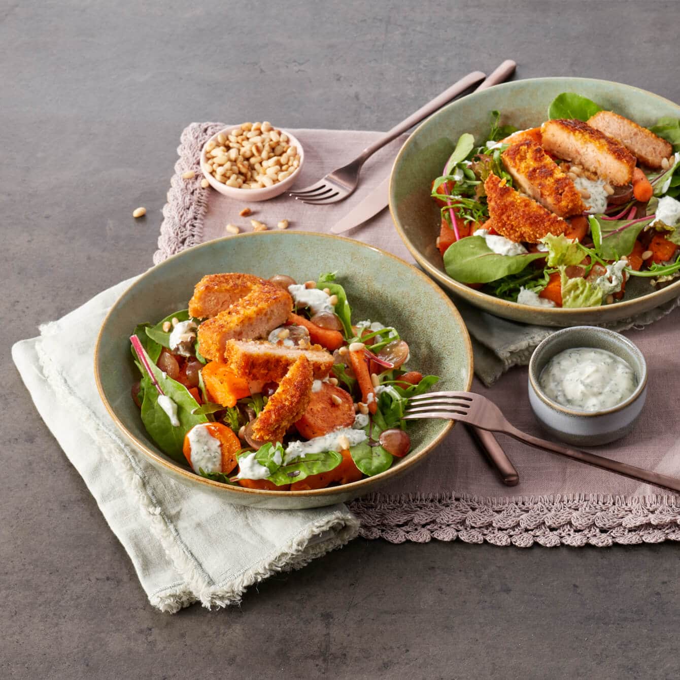 Maaltijdsalade van geroosterde zoete aardappel met gebakken zalmburger
