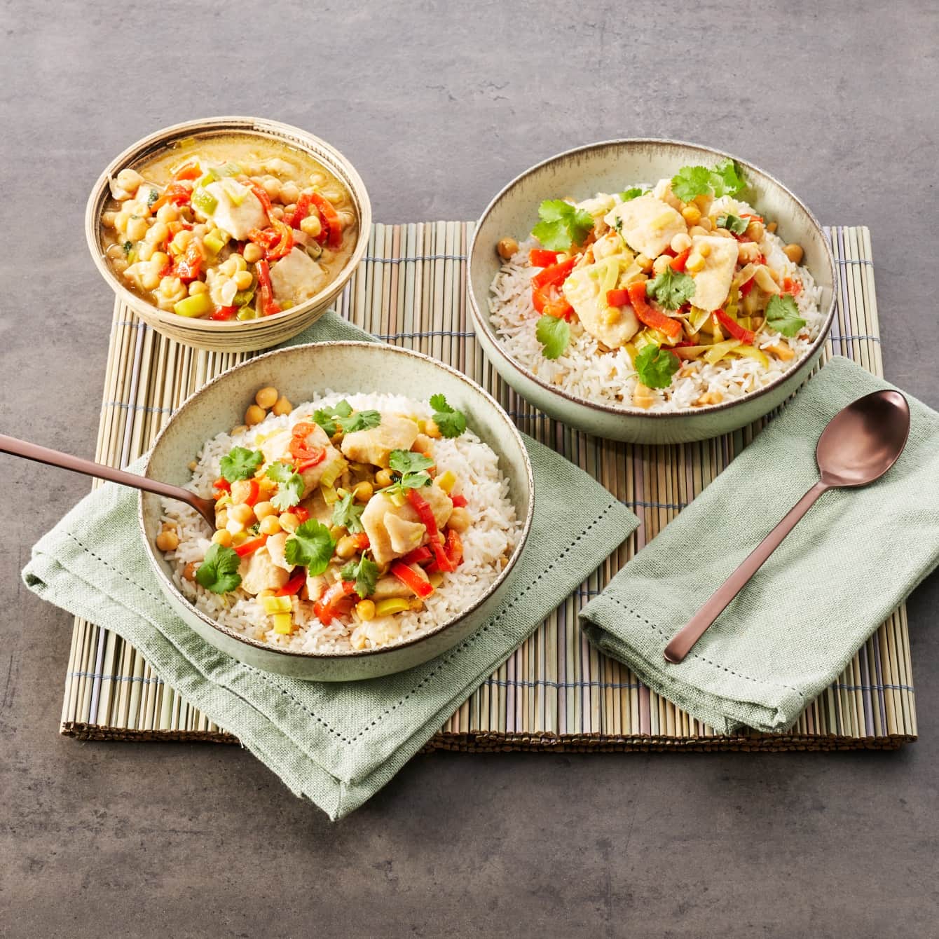 Curry van pangasiusfilet met kikkererwten en kokosmelk met basmatirijst