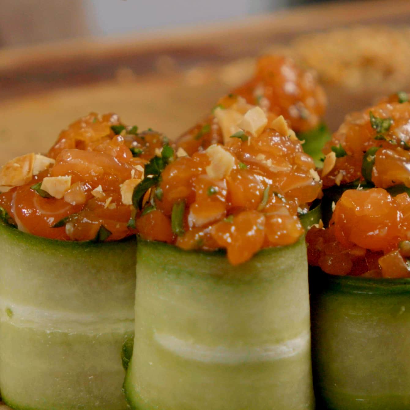Komkommerrolletjes met Aziatische zalmtartaar