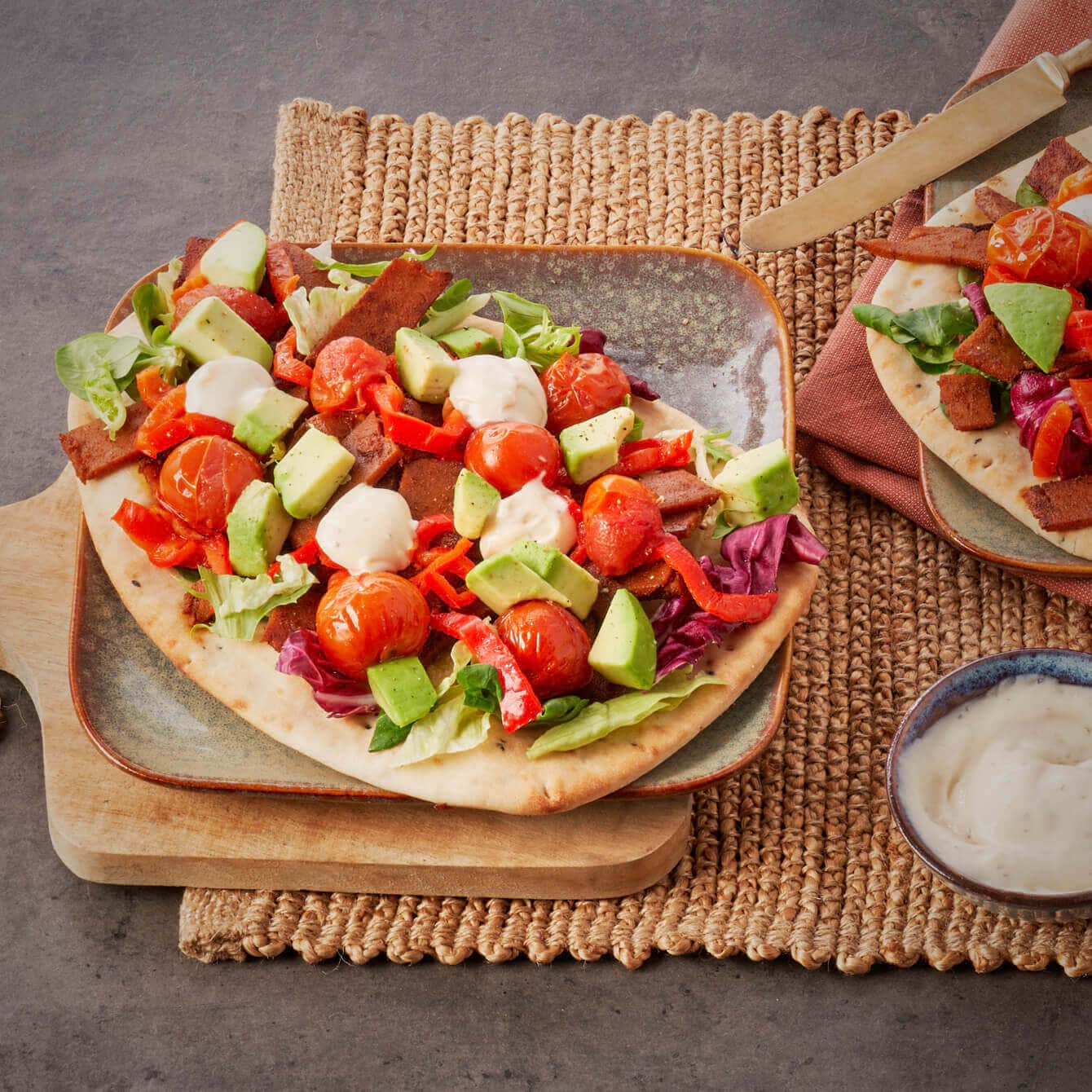 Flatbread met karma kebab en gepofte groente met knoflooksaus