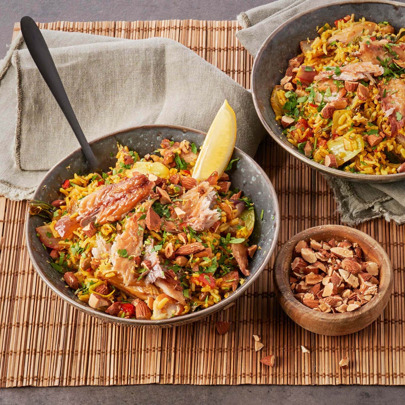 Aziatische roerbakschotel met volkoren basmatirijst, gerookte makreel en amandelen