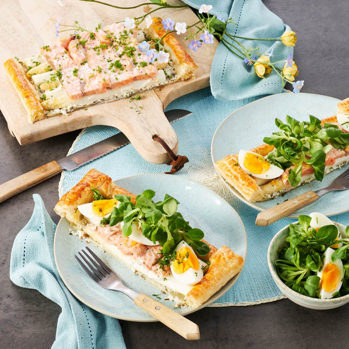 Plaattaart van witte asperges met zalmfilet