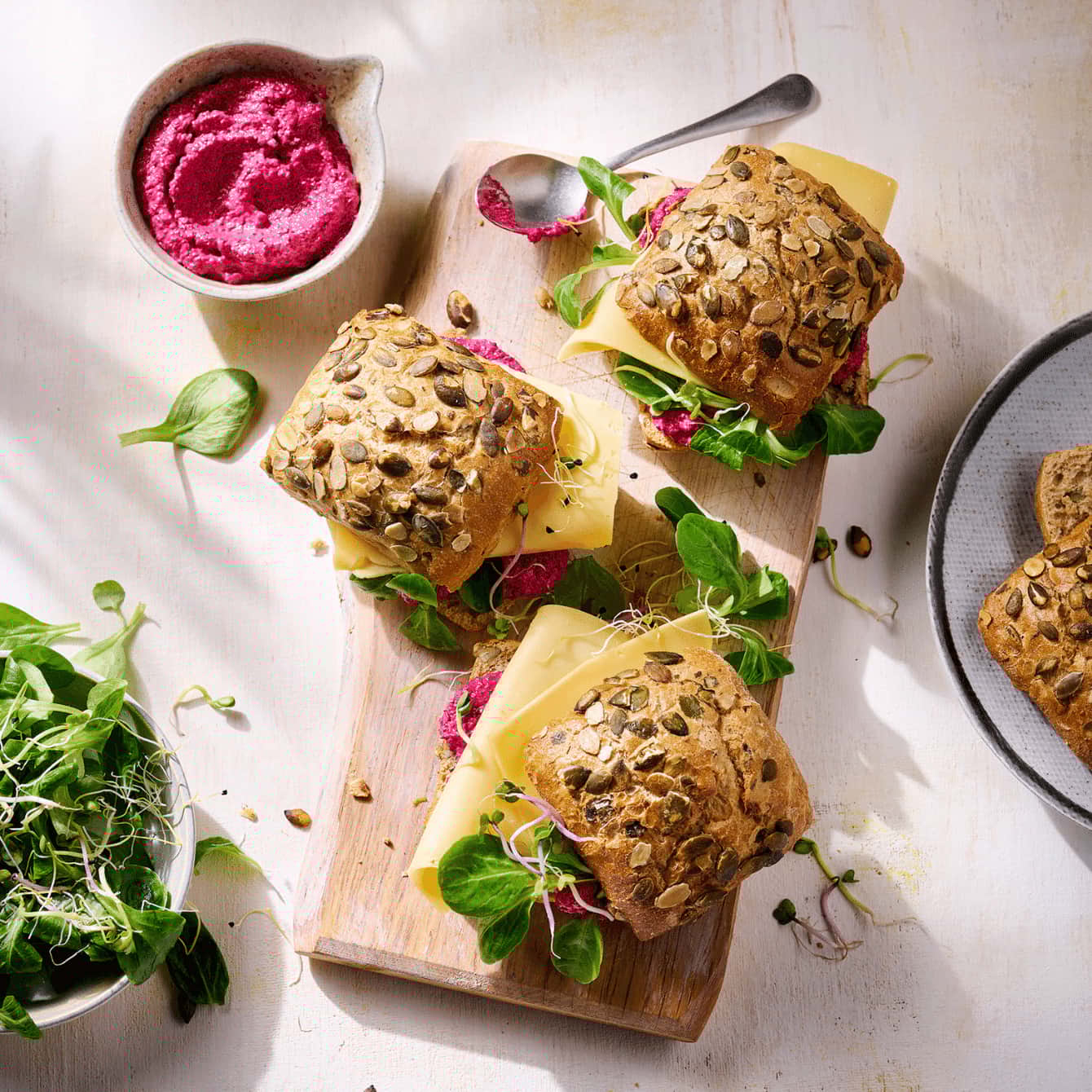 Pompoenpit broodjes met Maaslander, bietenhumus en veldsla