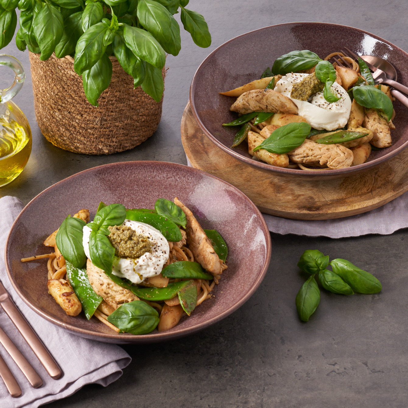 Geroerbakte witte asperges en kiphaasjes met spaghetti en burrata