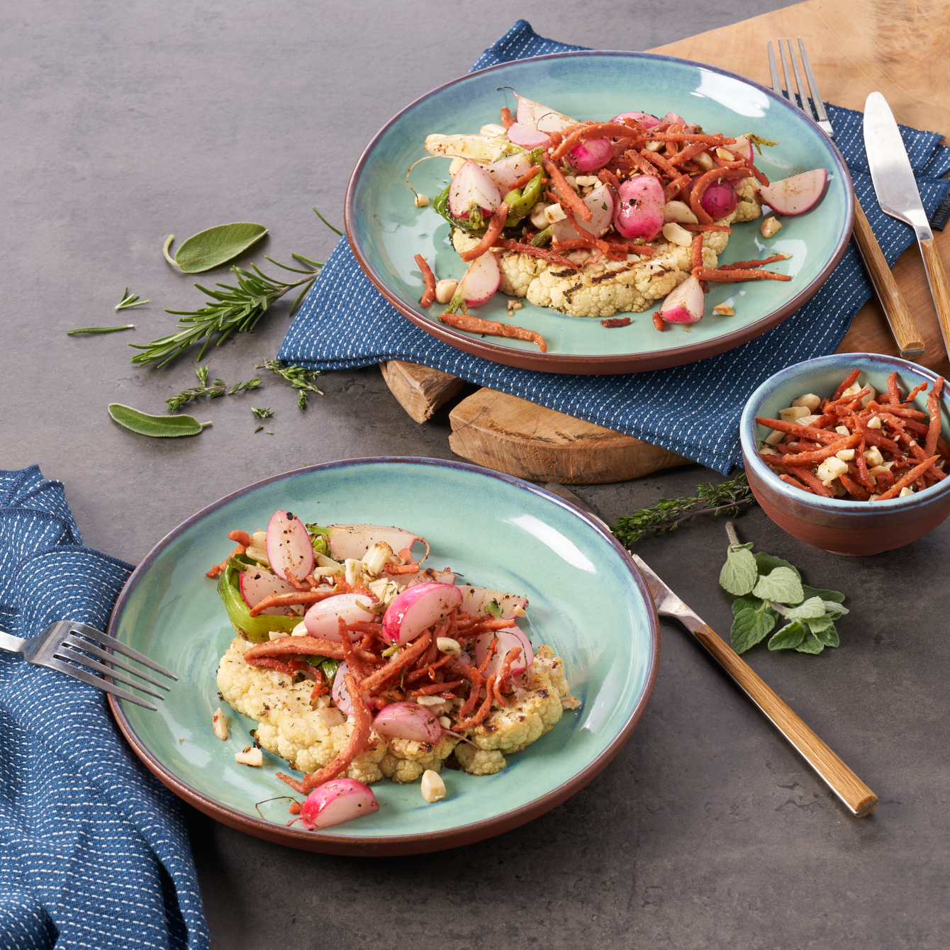 Gegrilde bloemkoolsteak met gebakken radijsjes