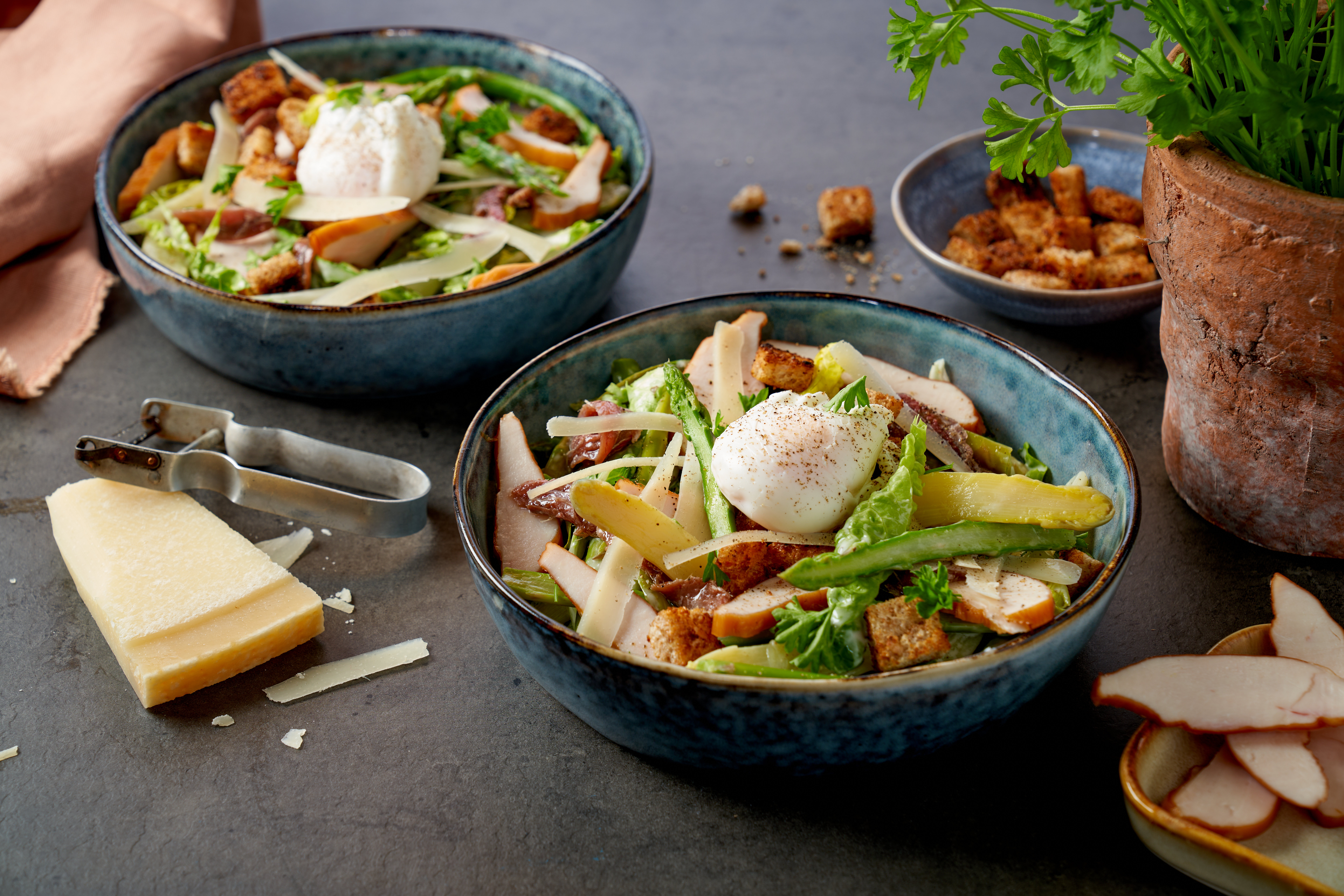 Caesar Salad van witte en groene asperges met gepocheerde eitjes