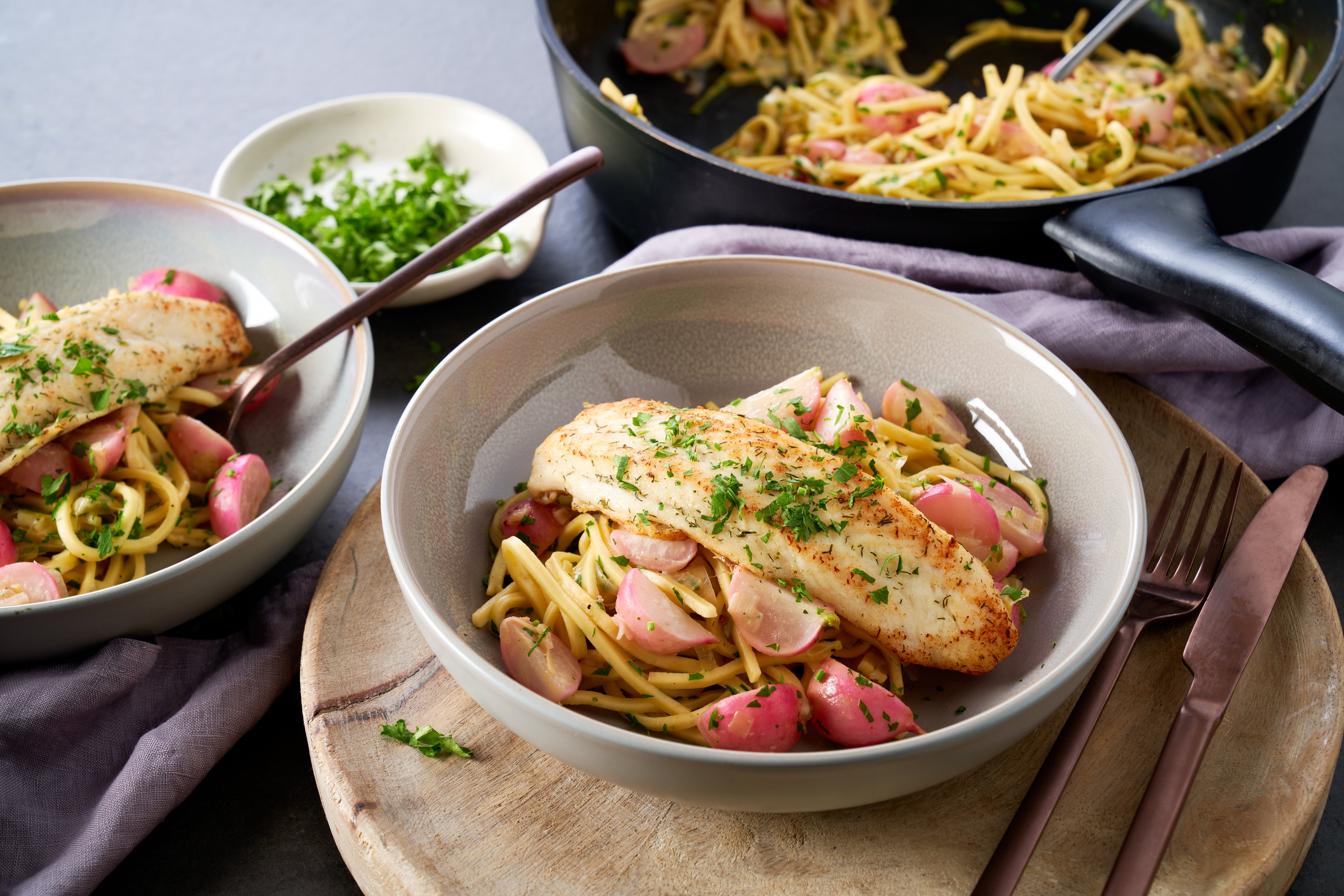 Spaghetti “carbonara” met radijsjes en gebakken pangasiusfilet