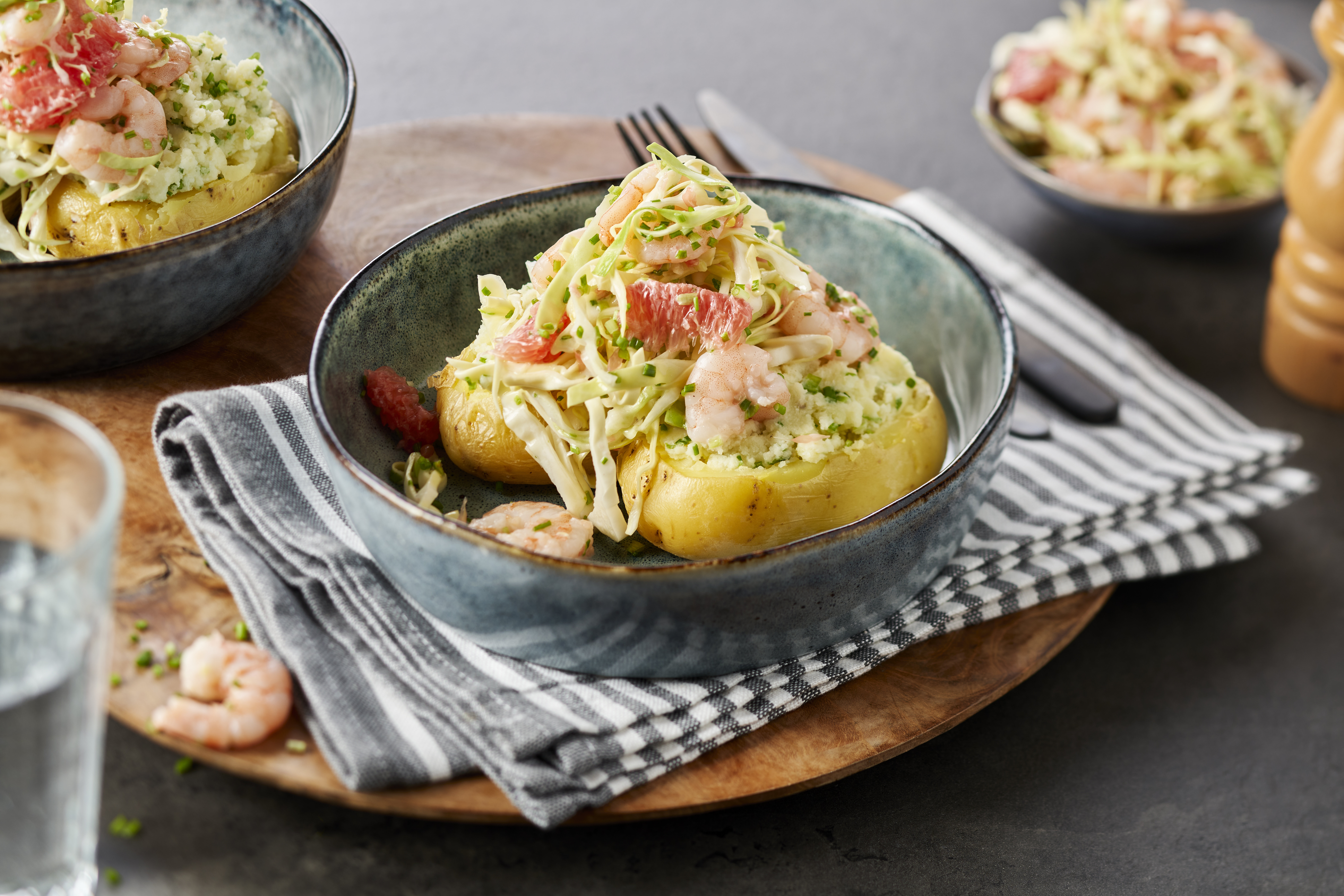 Gevulde aardappel met een salade van spitskool, garnalen en grapefruit