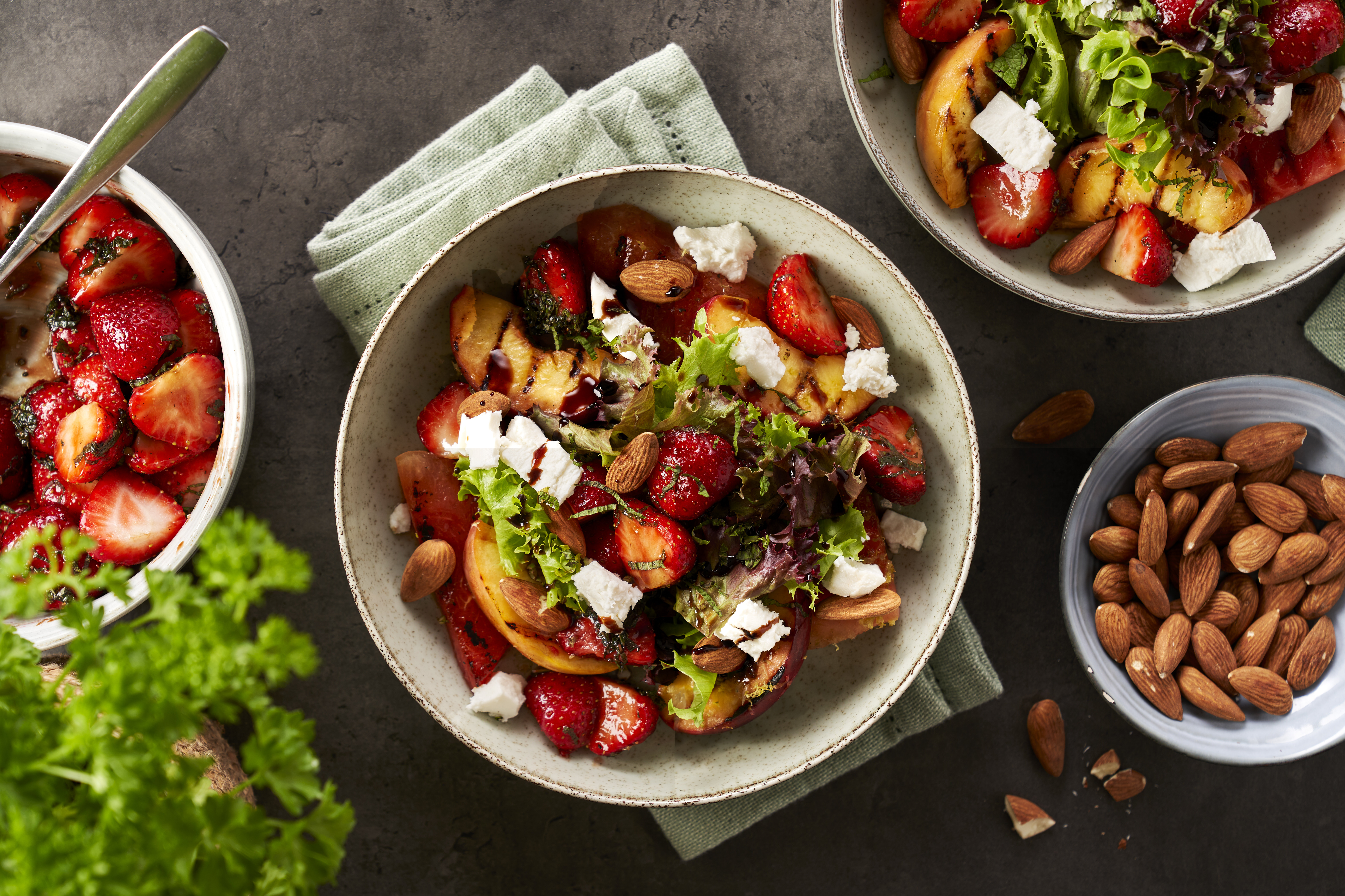 Salade van gegrilde watermeloen en perzik met aardbeien