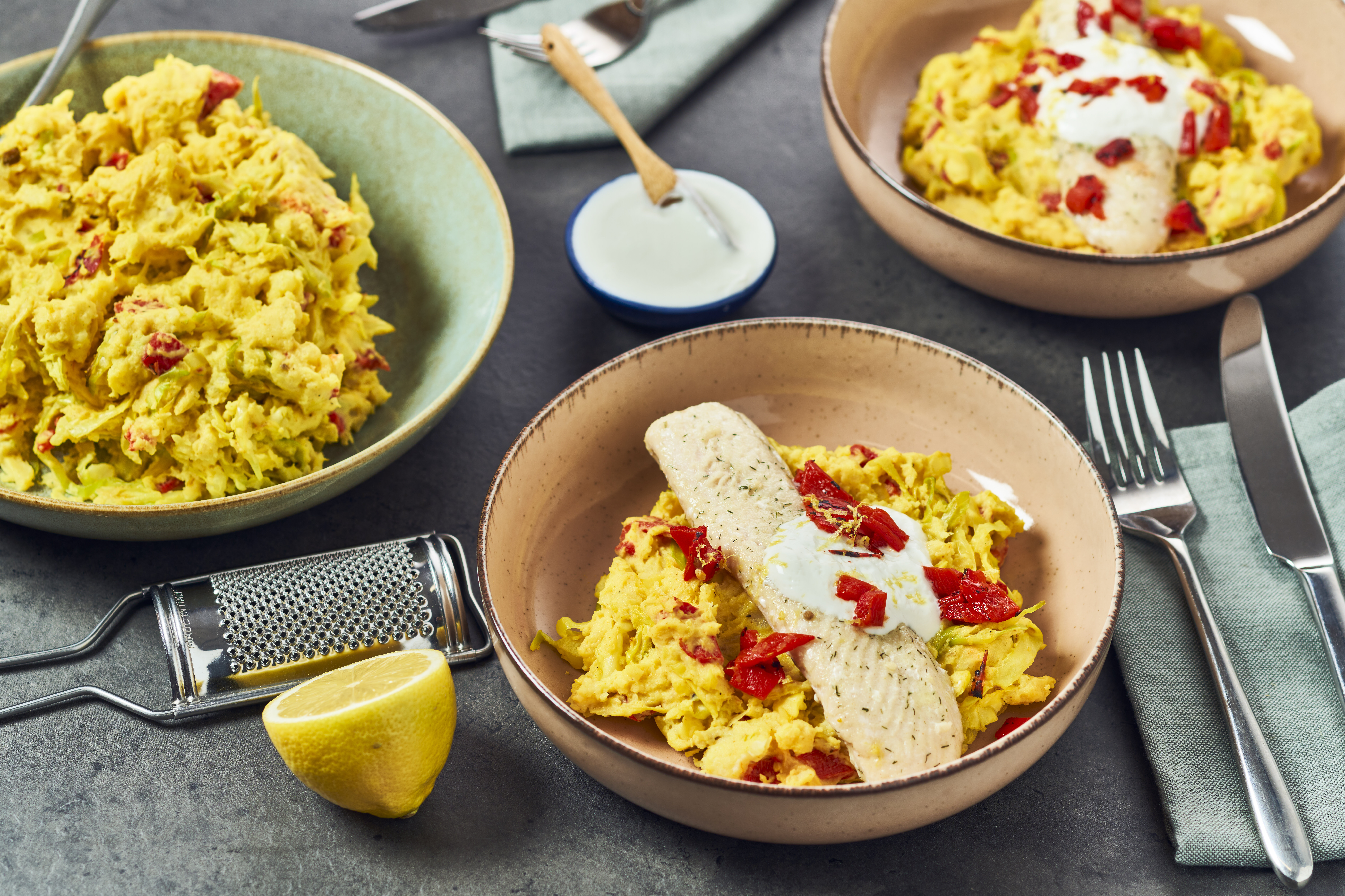 Zomers stamppotje van spitskool en paprika met gepocheerde pangasiusfilet