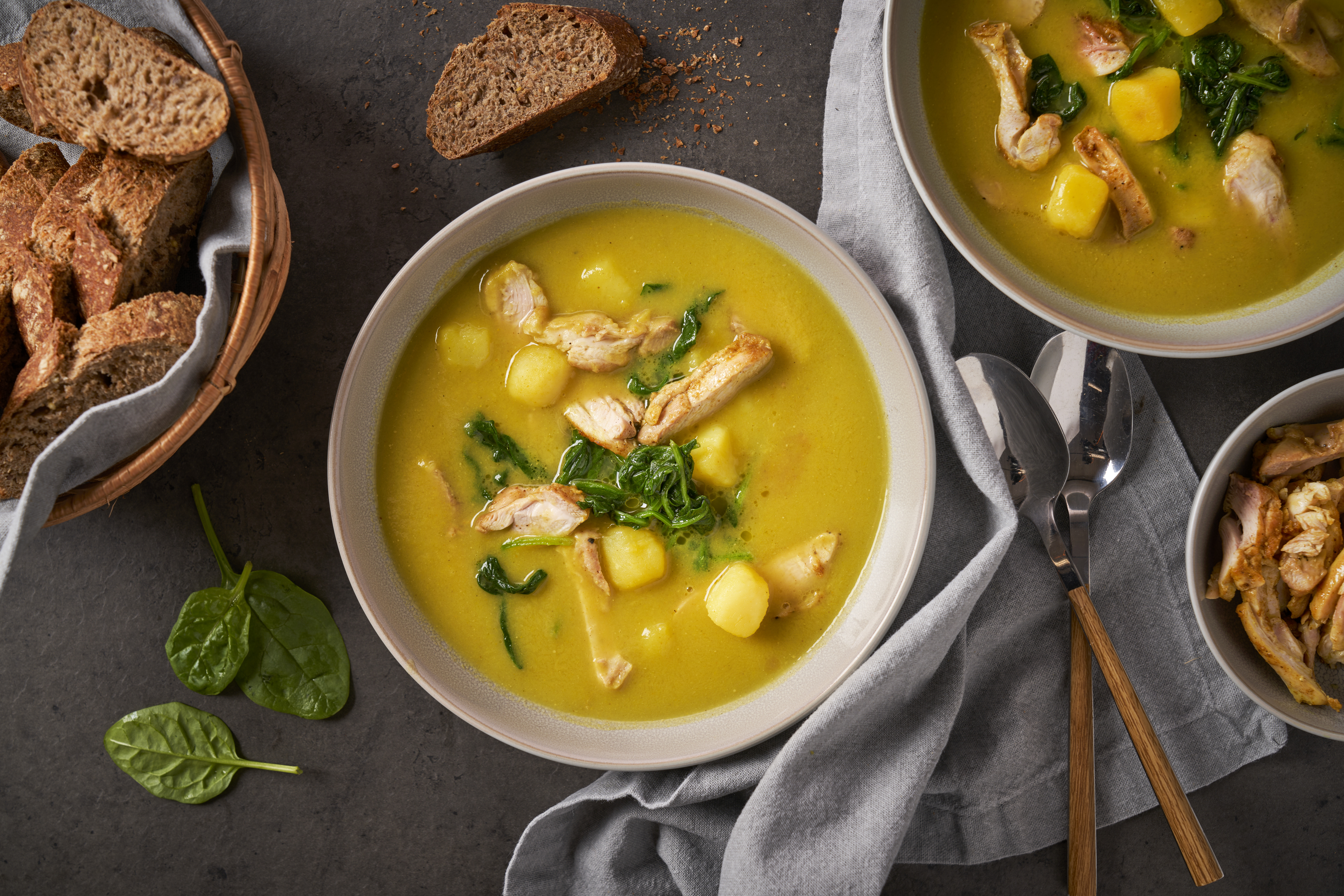 Maaltijdsoep met prei, kipdijfilet, bladspinazie en minikrieltjes