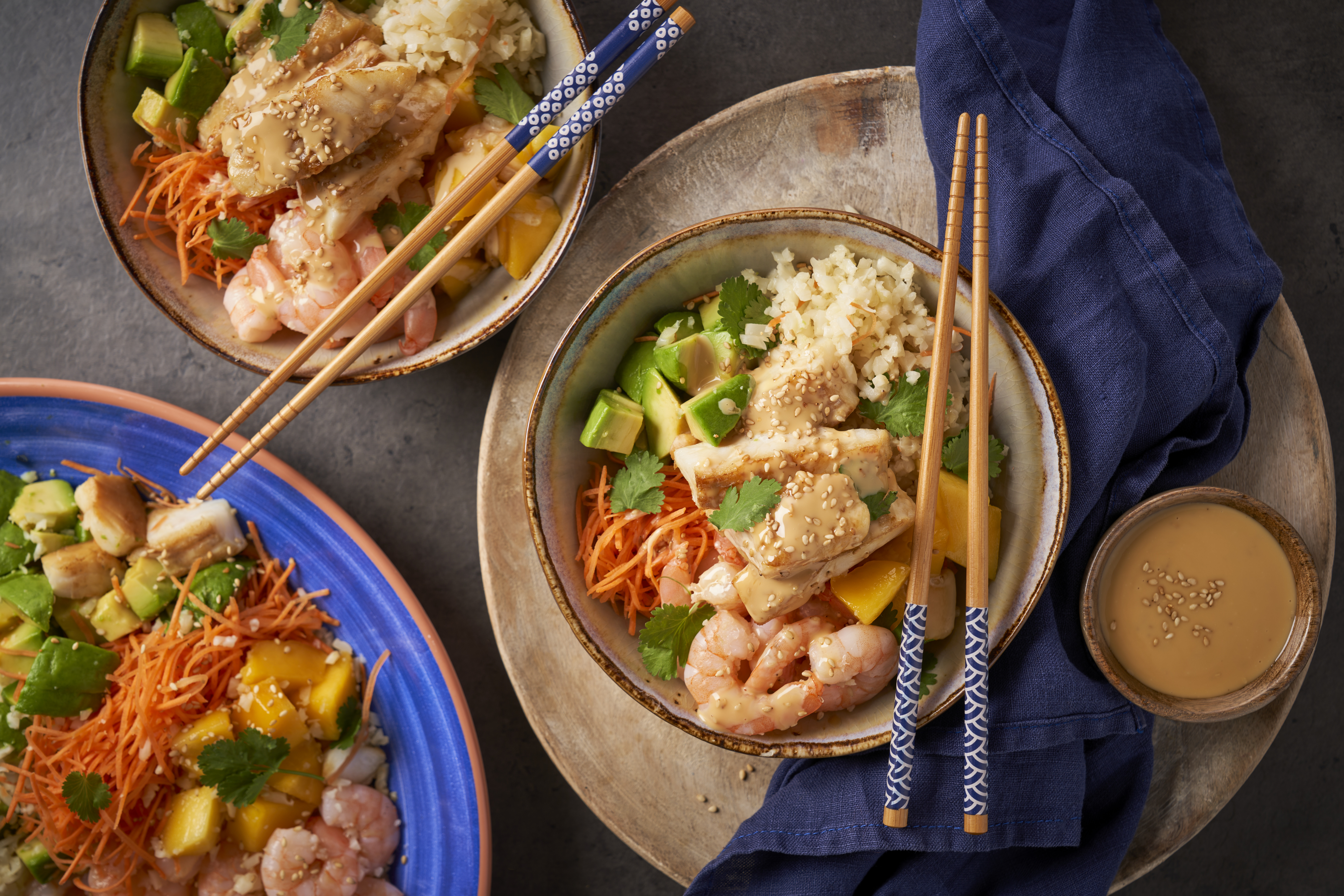 XXL Poké Bowl met bloemkoolrijst, avocado, mango en geroosterde kabeljauw