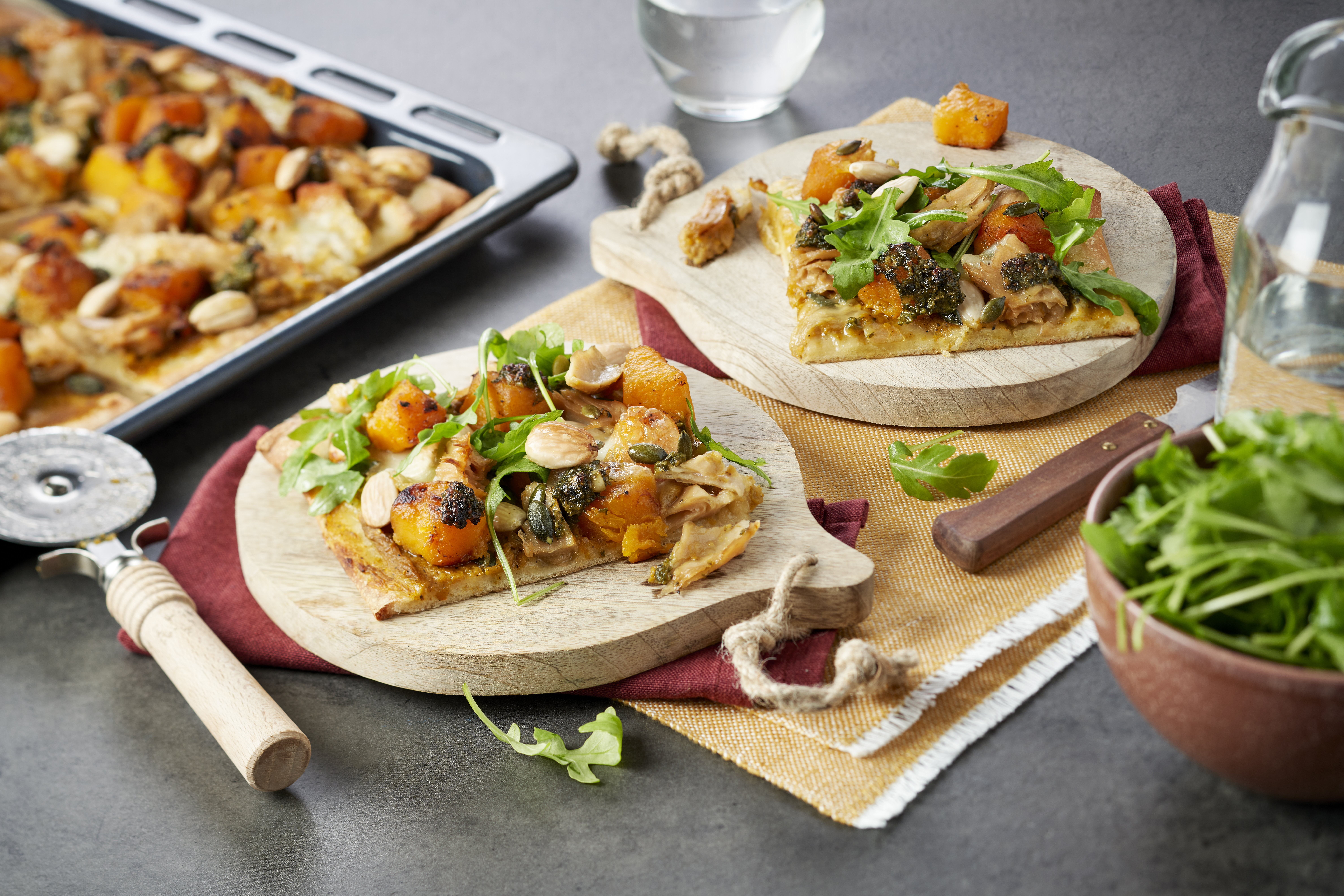 Pizza met vegetarische kip, geroosterde pompoenblokjes en mozzarella