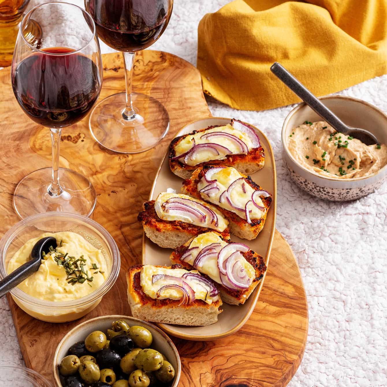Ciabatta met tapasbrie, rode ui en tomatentapenade uit de oven