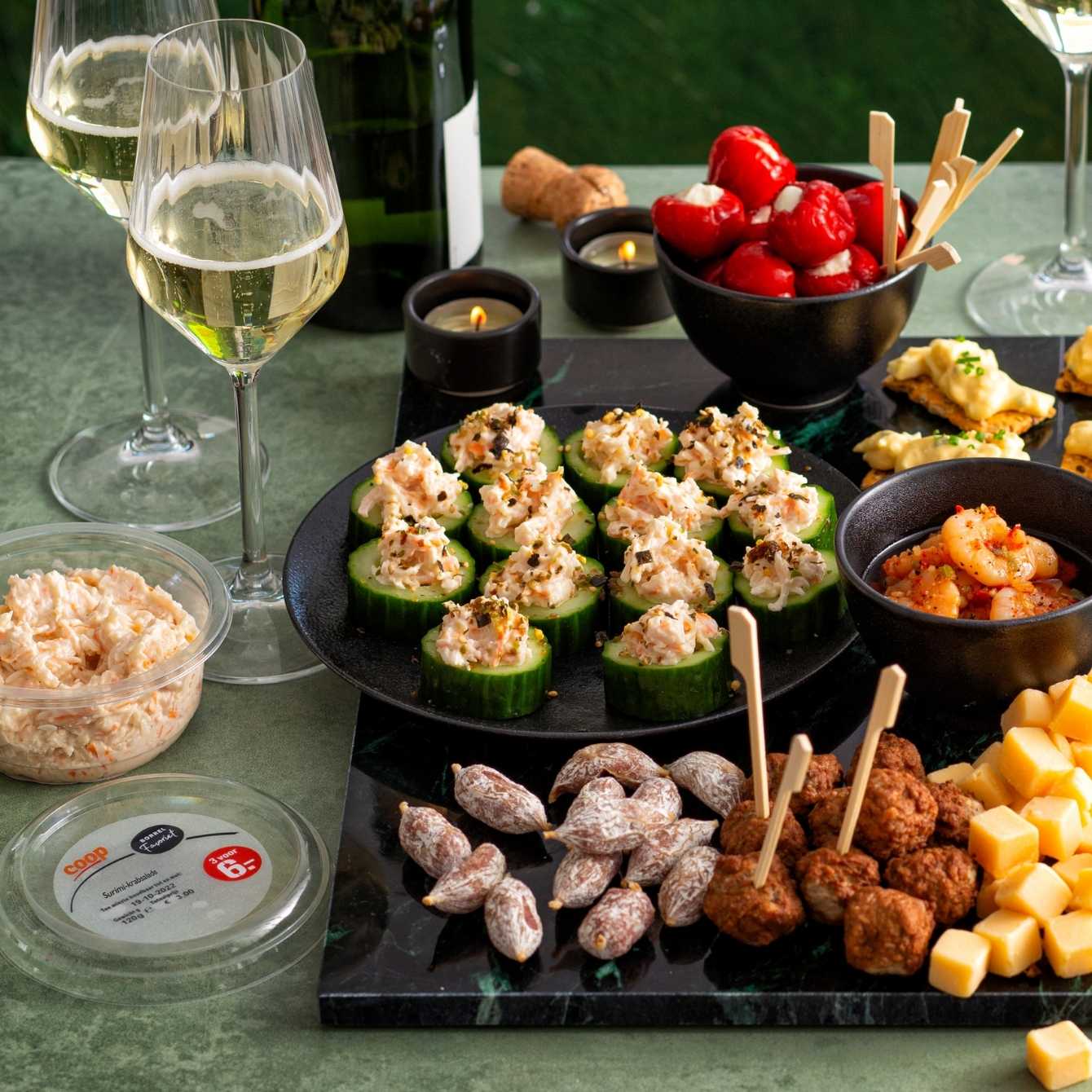 Komkommerhapjes met krab-surimisalade en sesamzaad