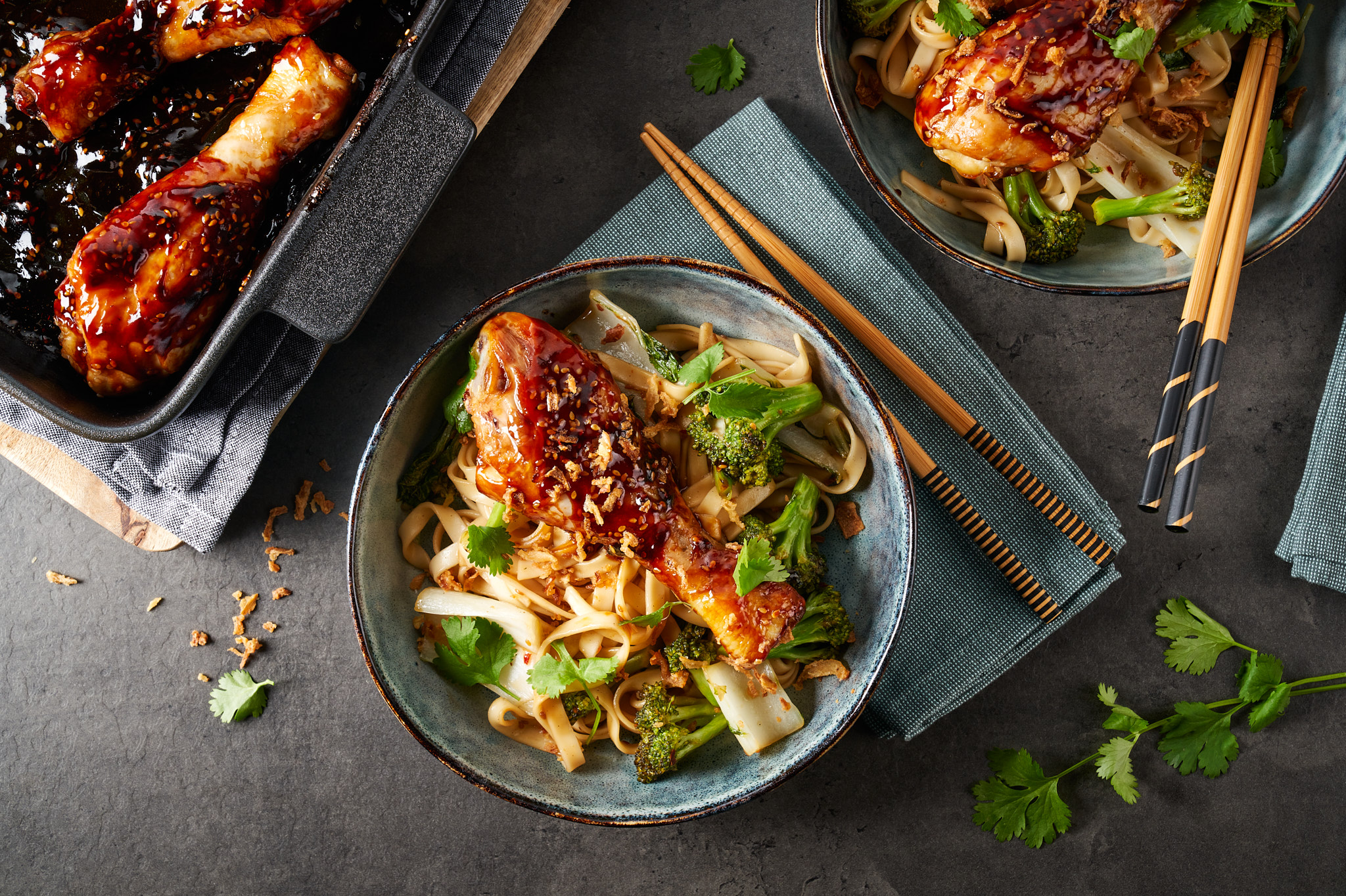 Sticky chicken met paksoi en noedels