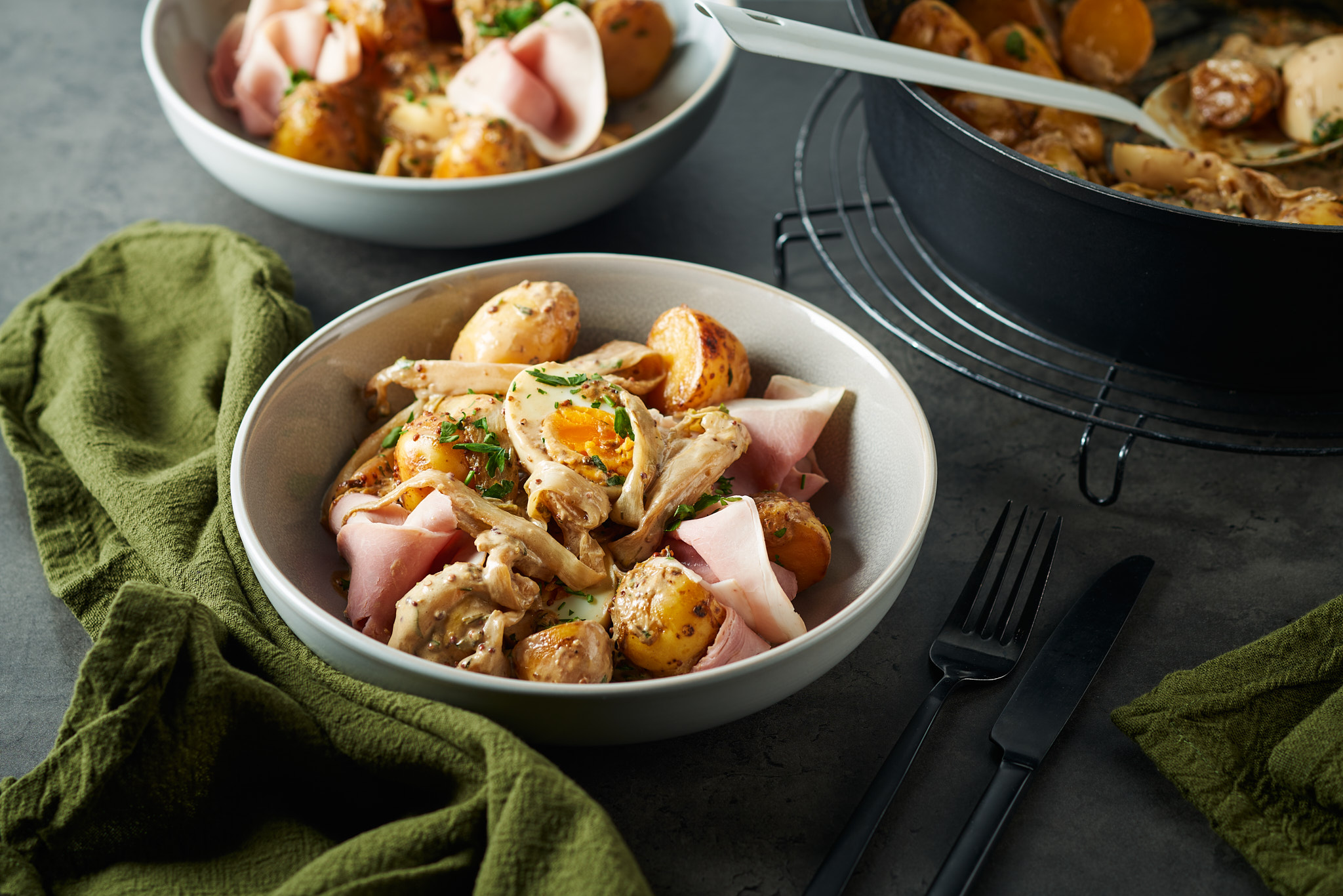 Romige schotel van krieltjes, geroosterde witlof, eieren en Yorkham