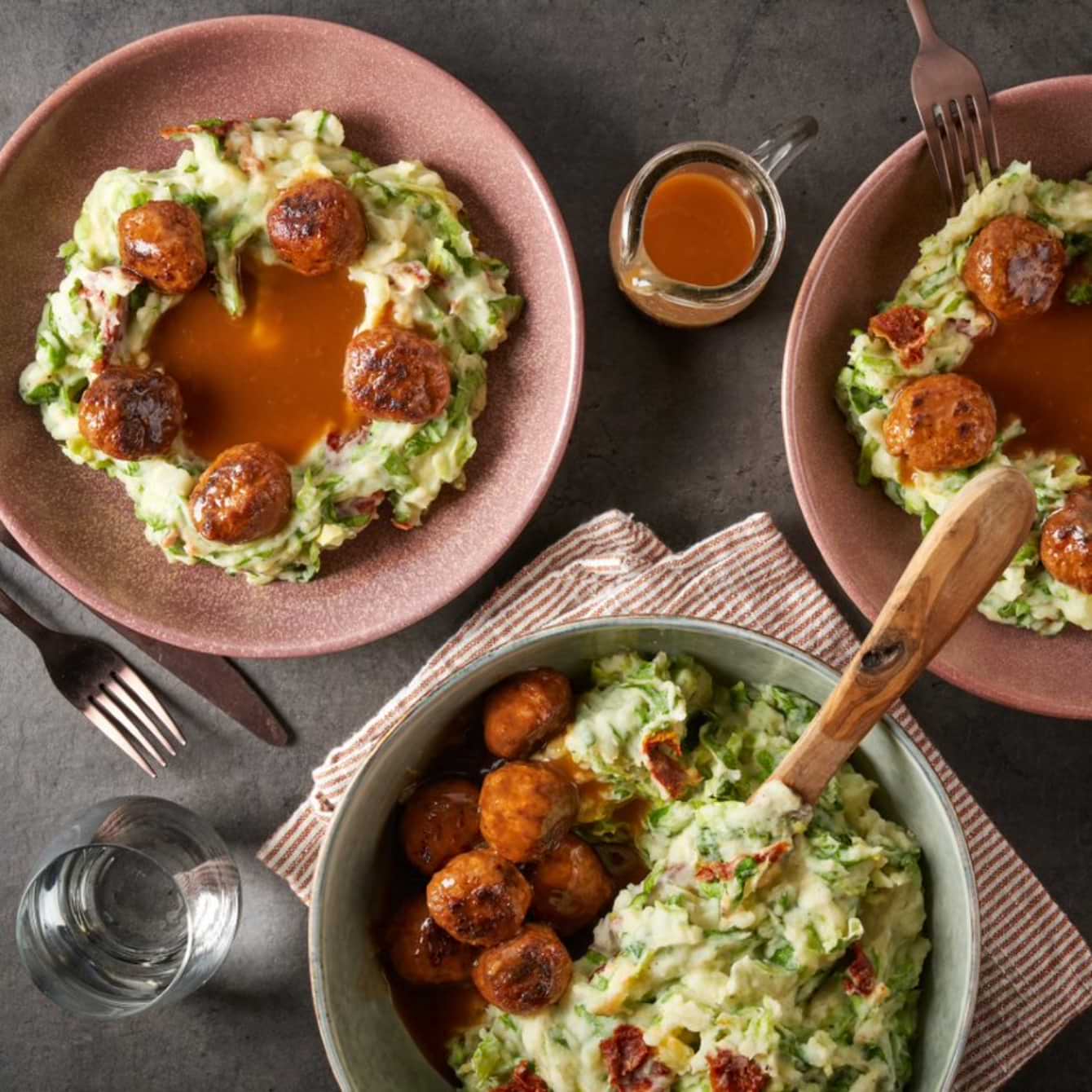 Stamppot van andijvie met gedroogde tomaatjes en vega gehaktballetjes