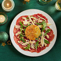 Carpaccio met truffeldressing en een kaaskoekje