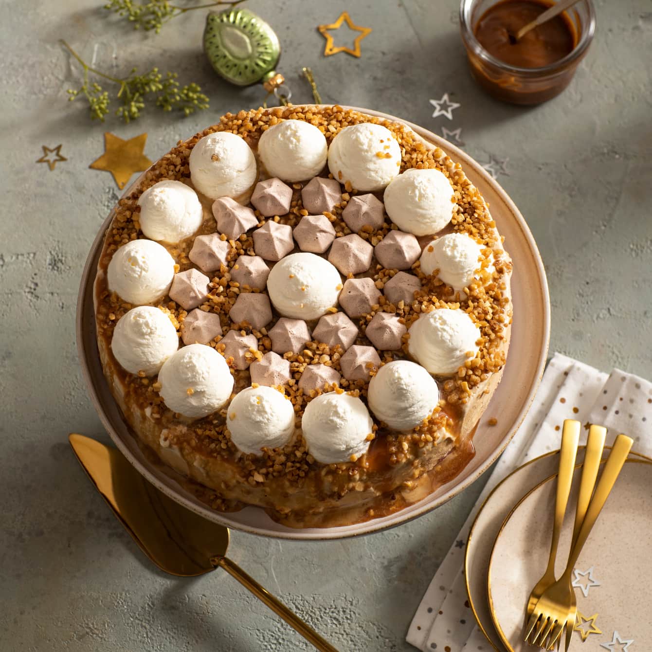 Butterscotch-ijstaart met nougatine en meringueschuimpjes