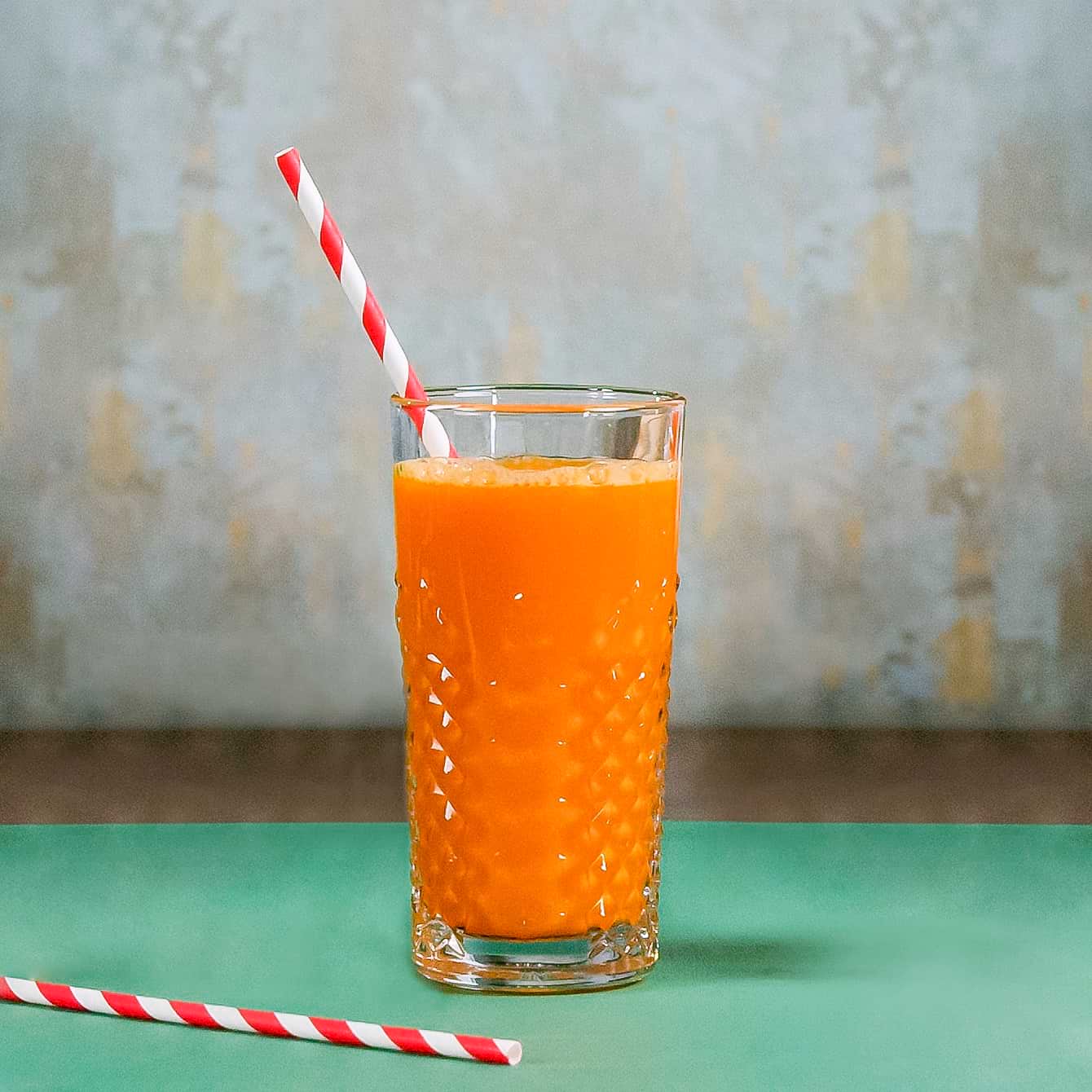 Smoothie van sinaasappelsap met bospeen en verse gember