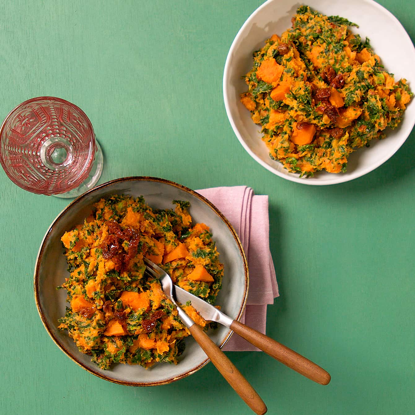 Boerenkoolstamppot met zoete aardappel, spekjes en tomaat