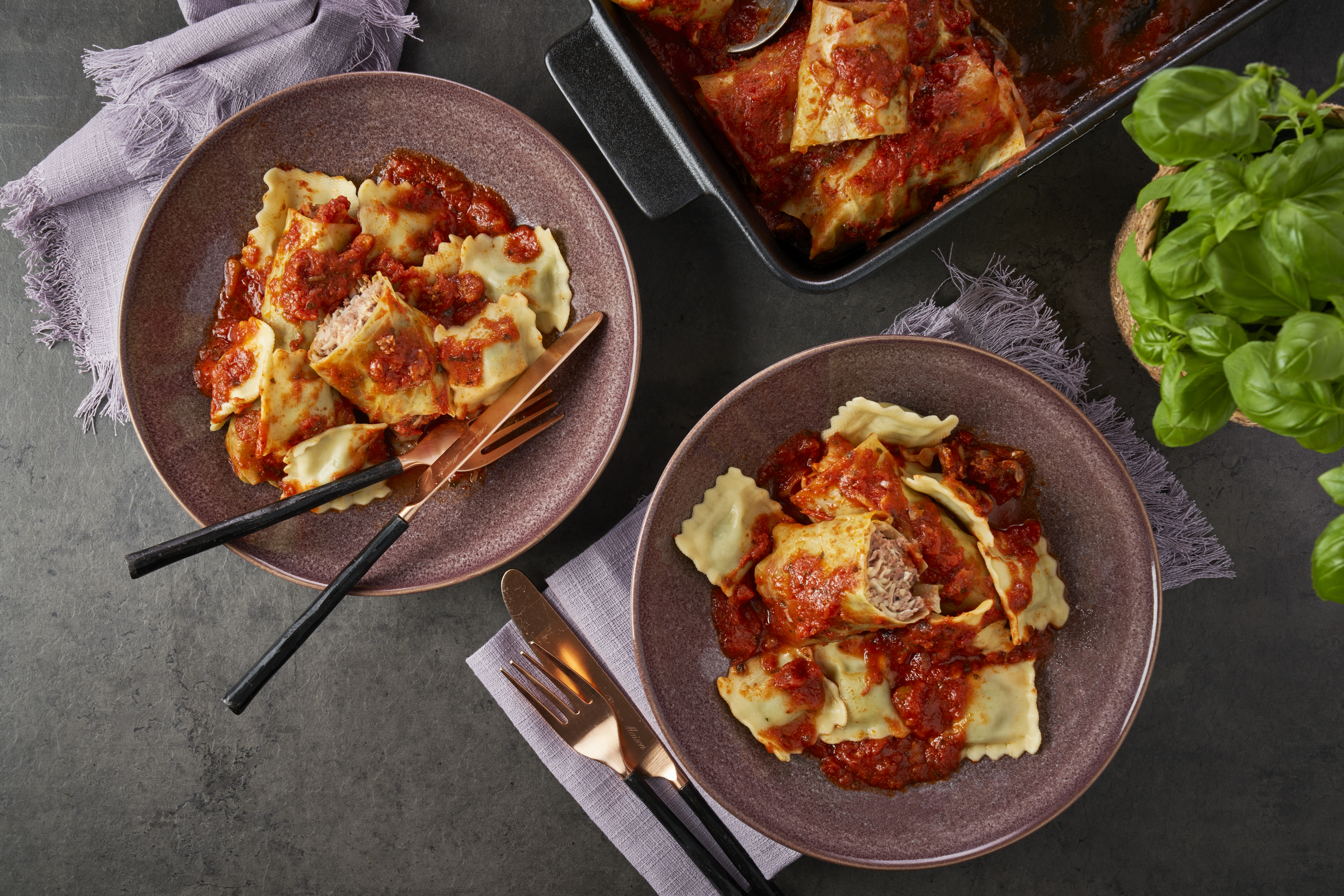 Ravioli met gevulde spitskoolrolletjes